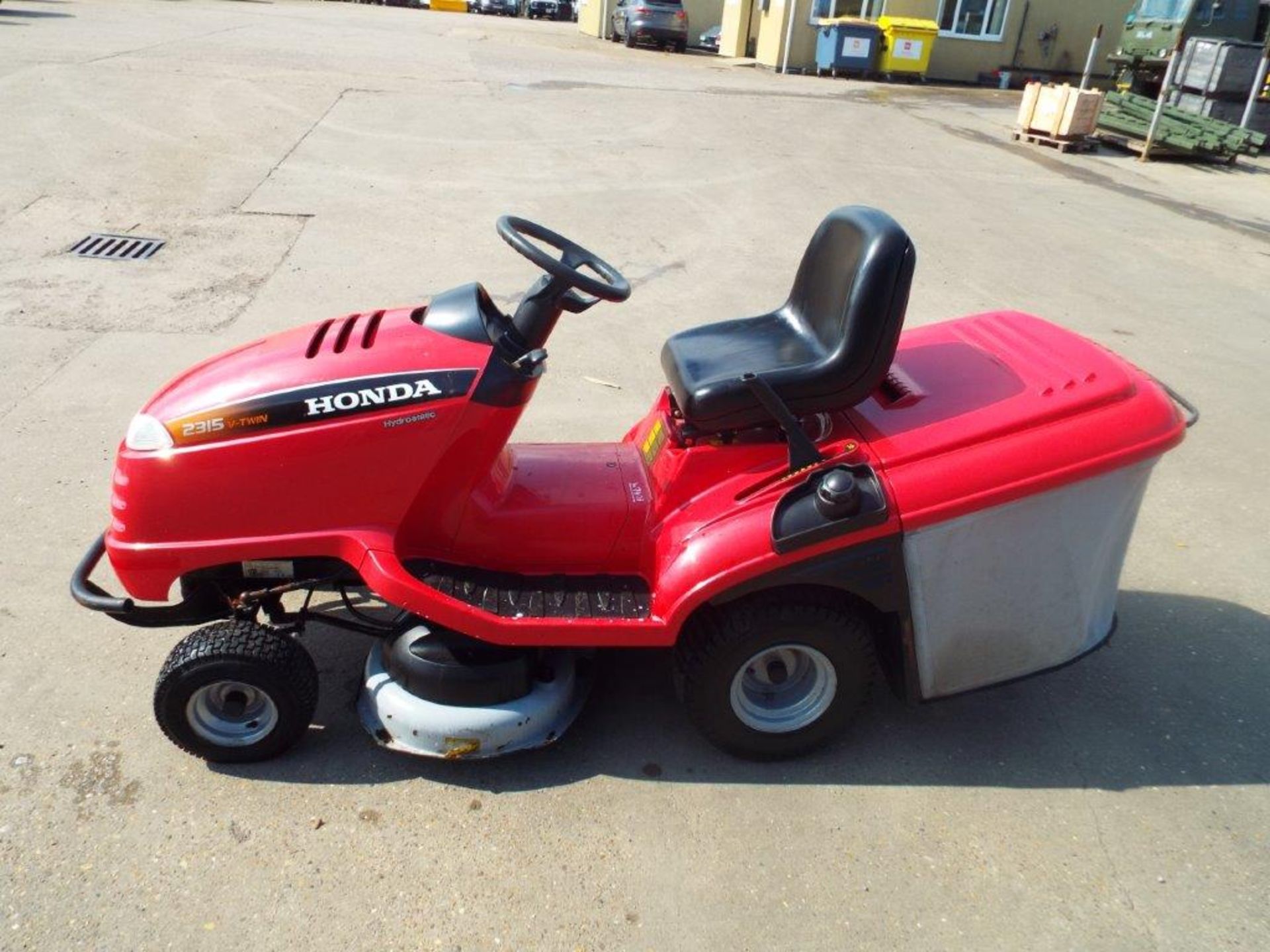 Honda HF2315 HME Ride On Mower with Grass Collector - Image 4 of 18