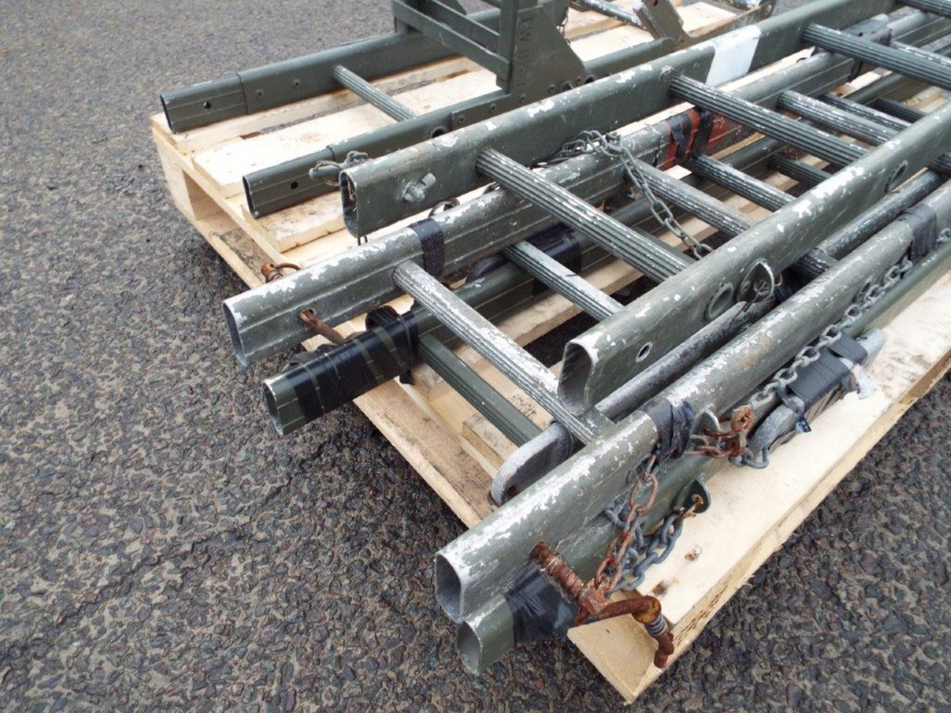 4 Section Military Aluminium Scaling/Assault Ladder with Ridge Hook and Roller Attachments - Image 4 of 7