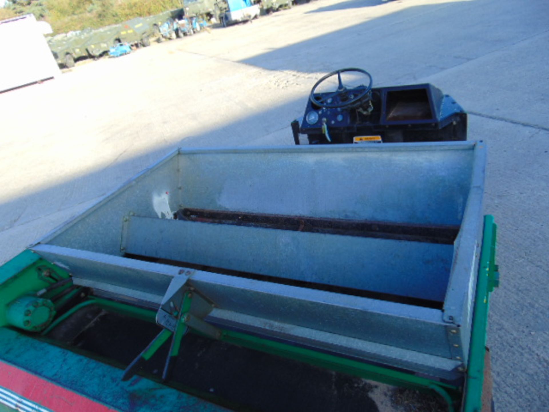 Cushman Turf-Truckster with a Cushman TD1500 Top Dresser/seeder - Bild 9 aus 14