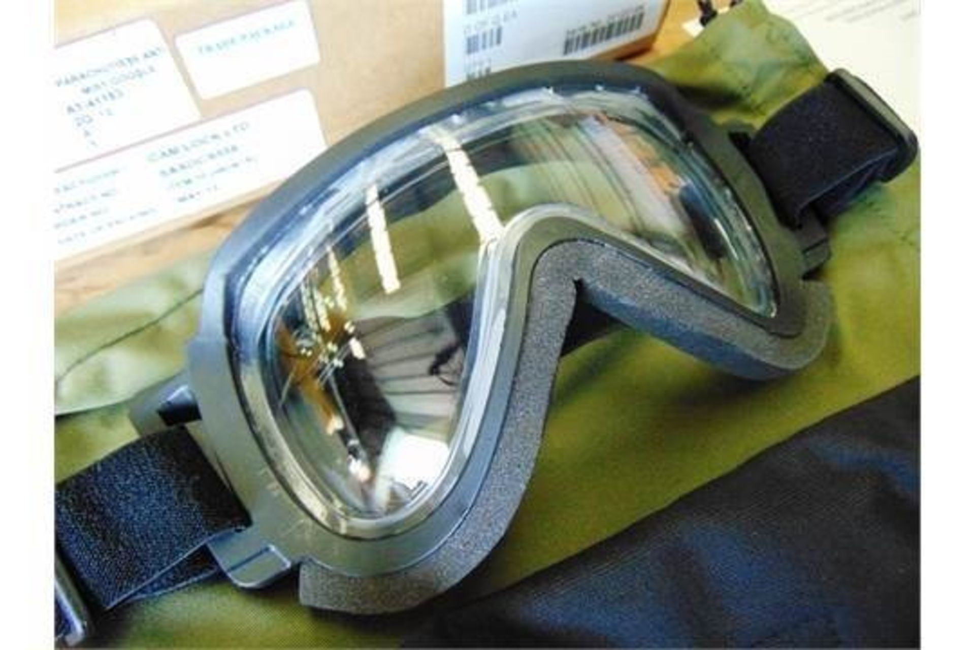 SAS a brand new unissued pair of Cam Lock Anti Mist SAS HALO Parachute Skydiving Goggles