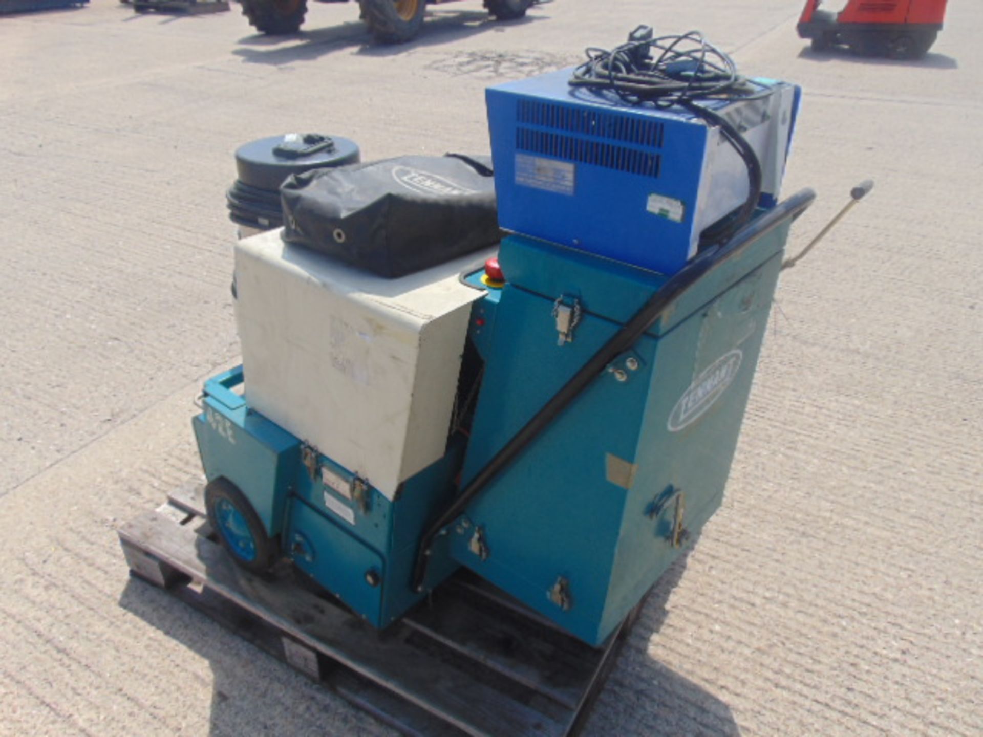 Tennant 42E Walk Behind Electric Sweeper with Vacuum Cleaner C/W Charger - Image 5 of 17