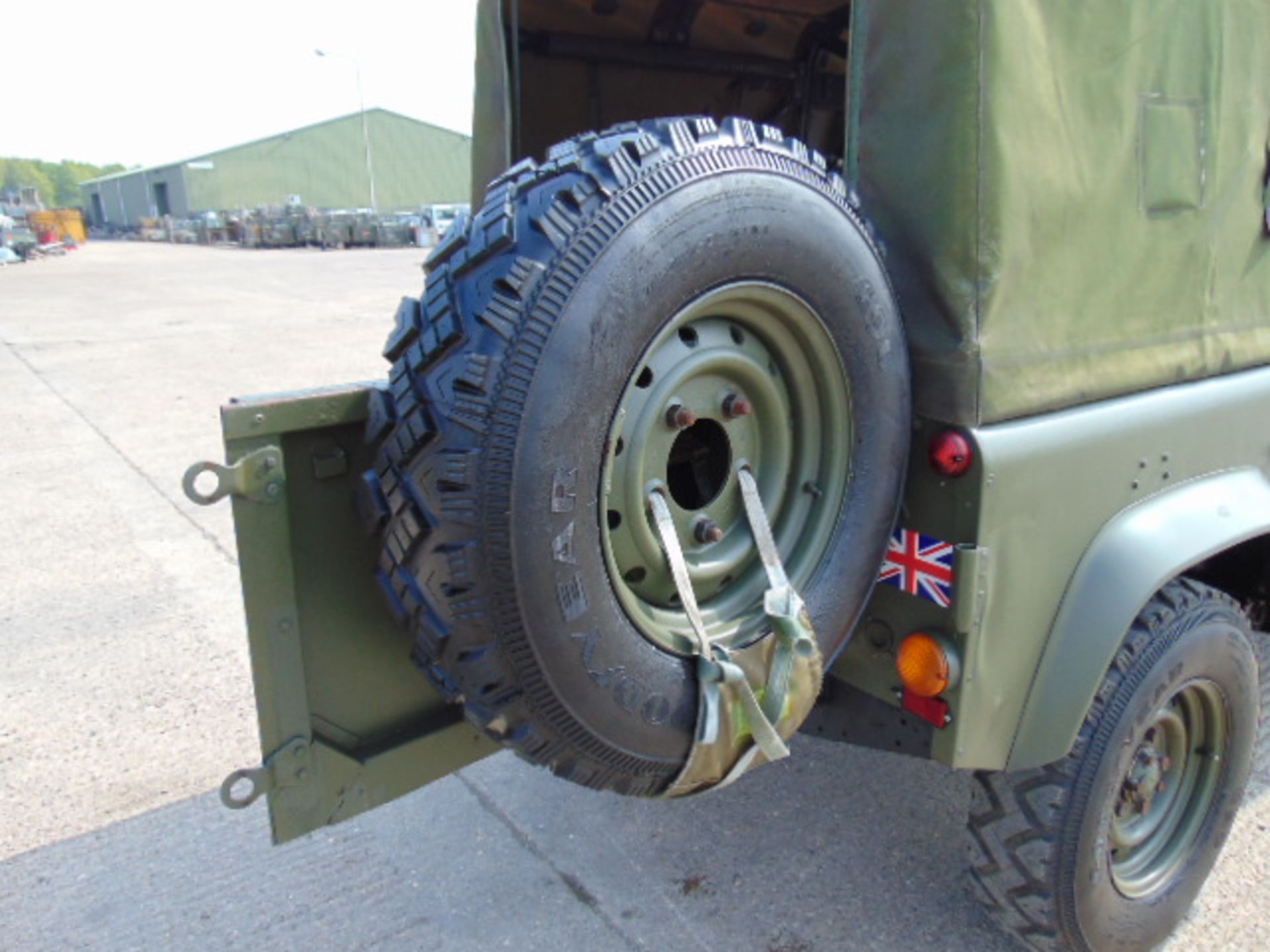 Military Specification Land Rover Wolf 90 Soft Top - Bild 23 aus 26