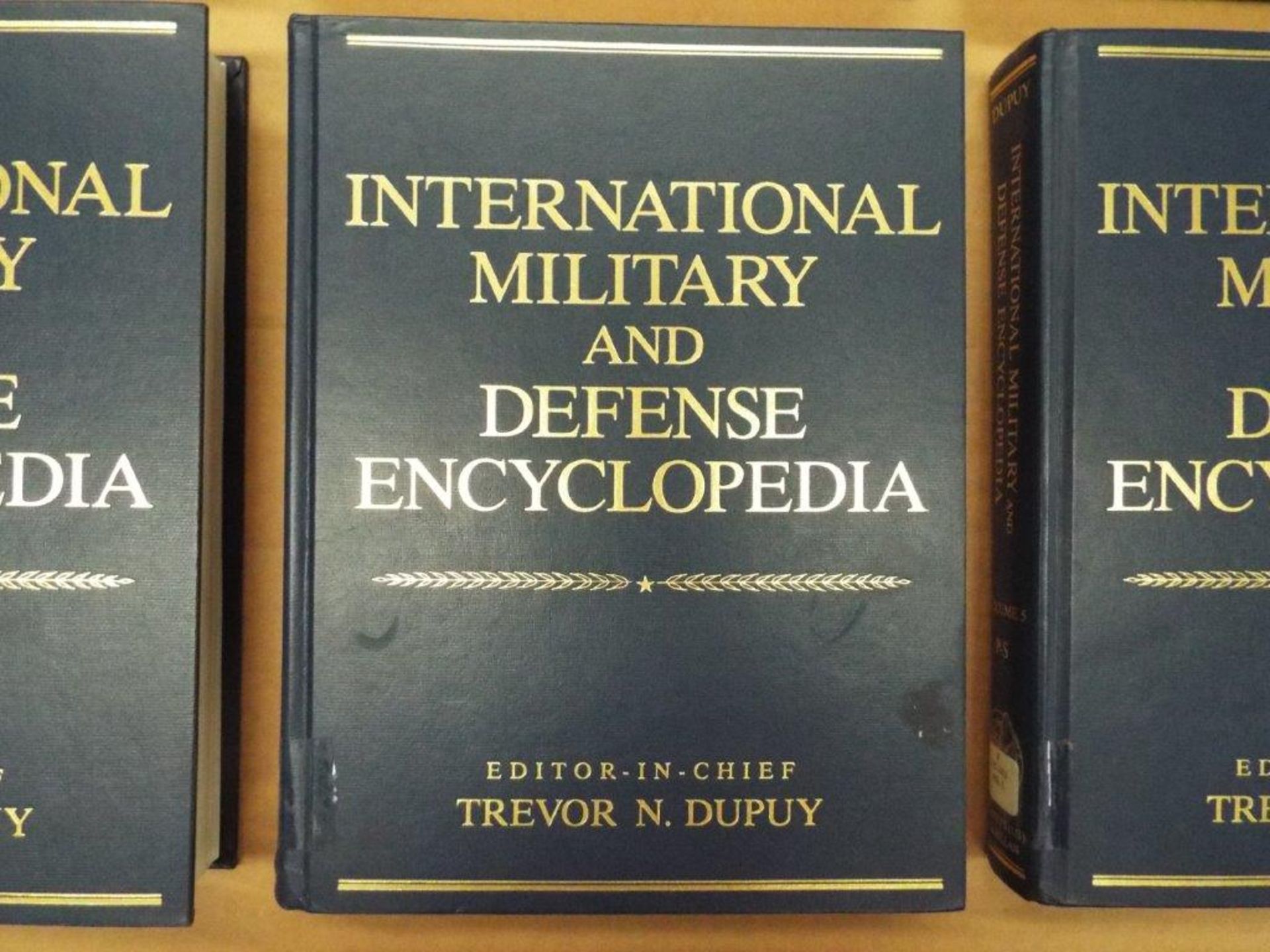International Military and Defence Encyclopedia Vol. 1-6 - Bild 3 aus 4