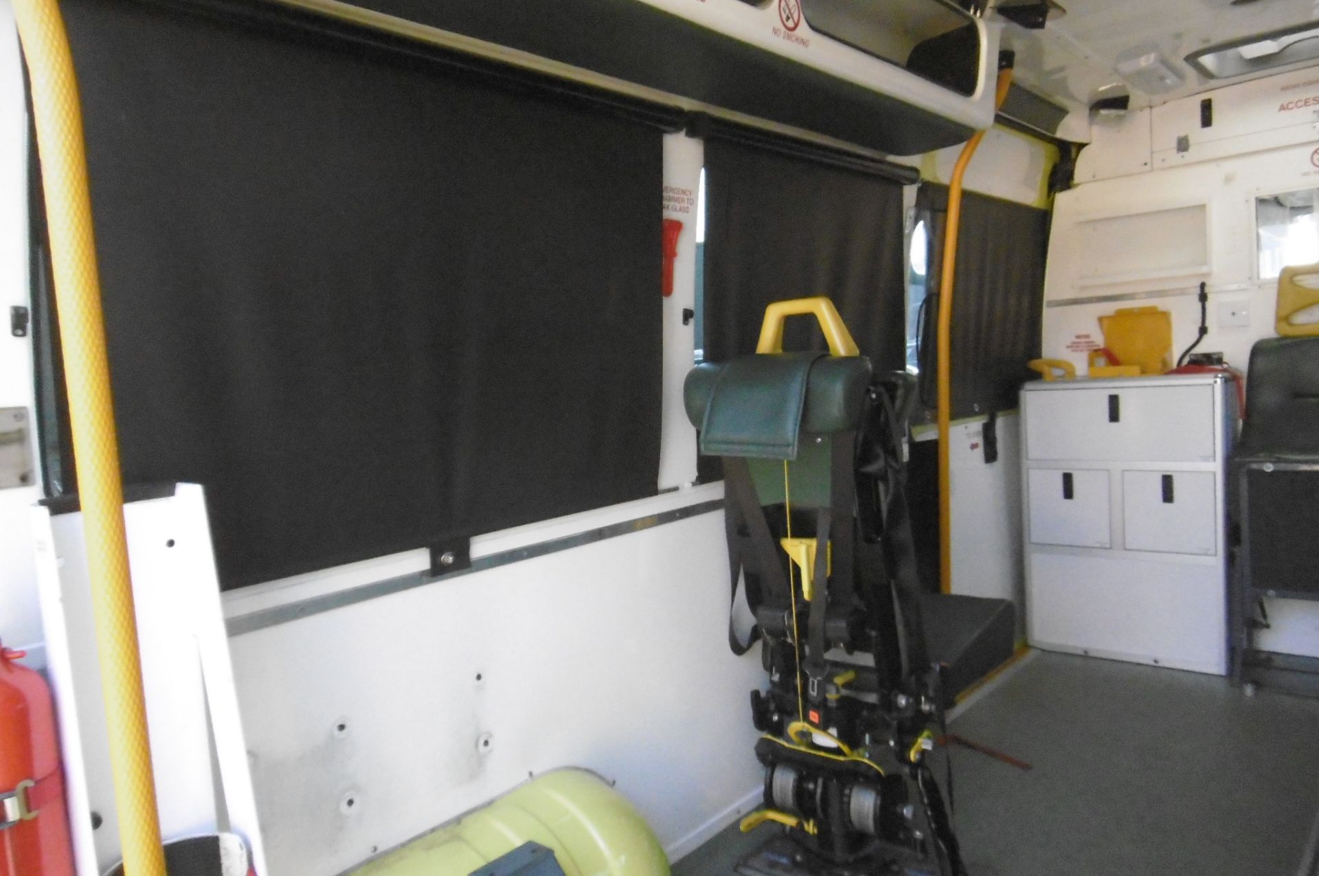 Renault Master 2.5 DCI ambulance - Image 15 of 16