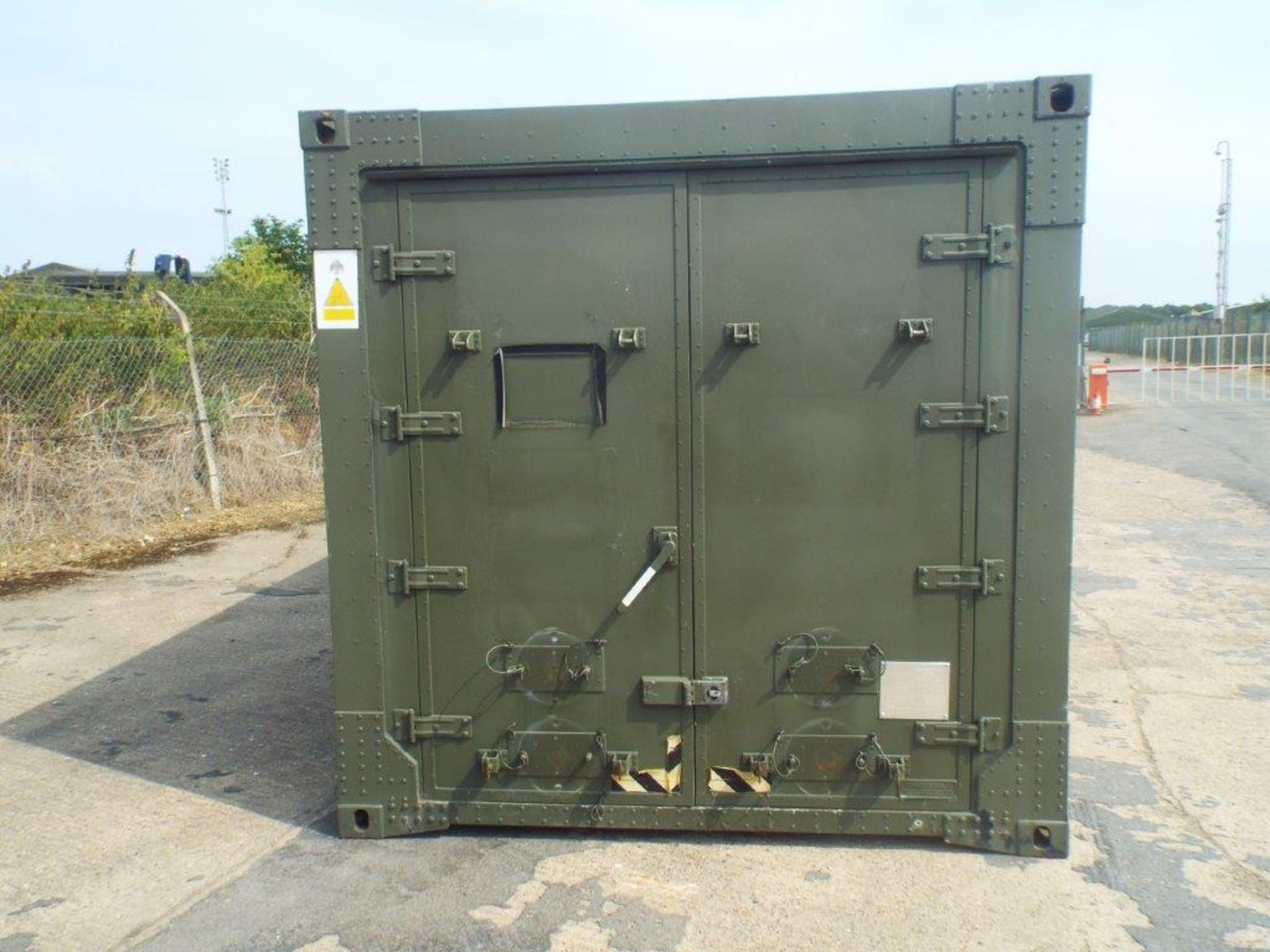 20ft ISO Shipping Container/ Office Unit C/W Twist Locks, Work Stations, Electrics, Lights etc - Image 24 of 28