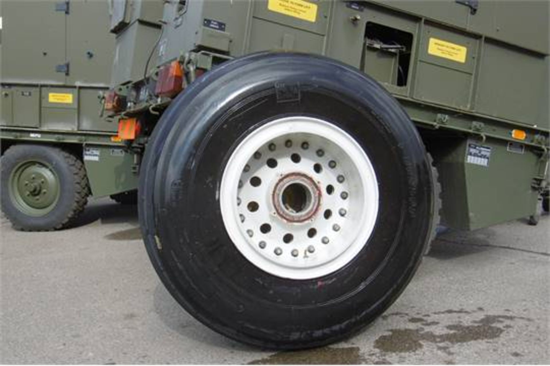 VC10 Aircraft Tyre and Rim - Image 2 of 6