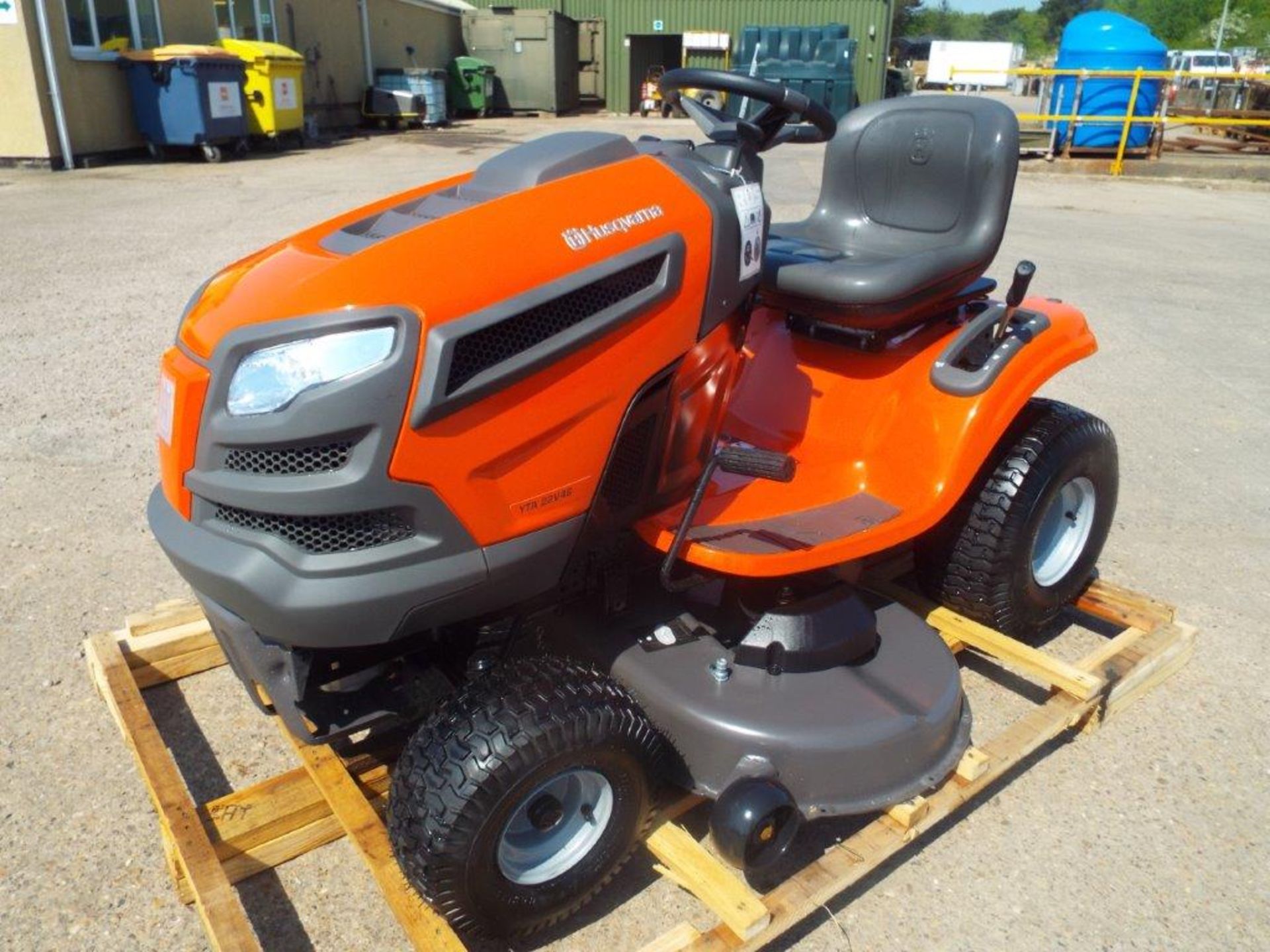 Husqvarna YTA22V46 22-HP V-twin Automatic 46-in Ride On Lawn Tractor - Image 3 of 26