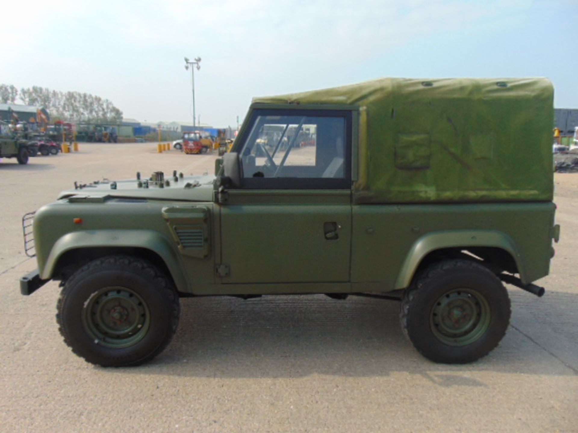 Military Specification Land Rover Wolf 90 Soft Top - Bild 4 aus 26