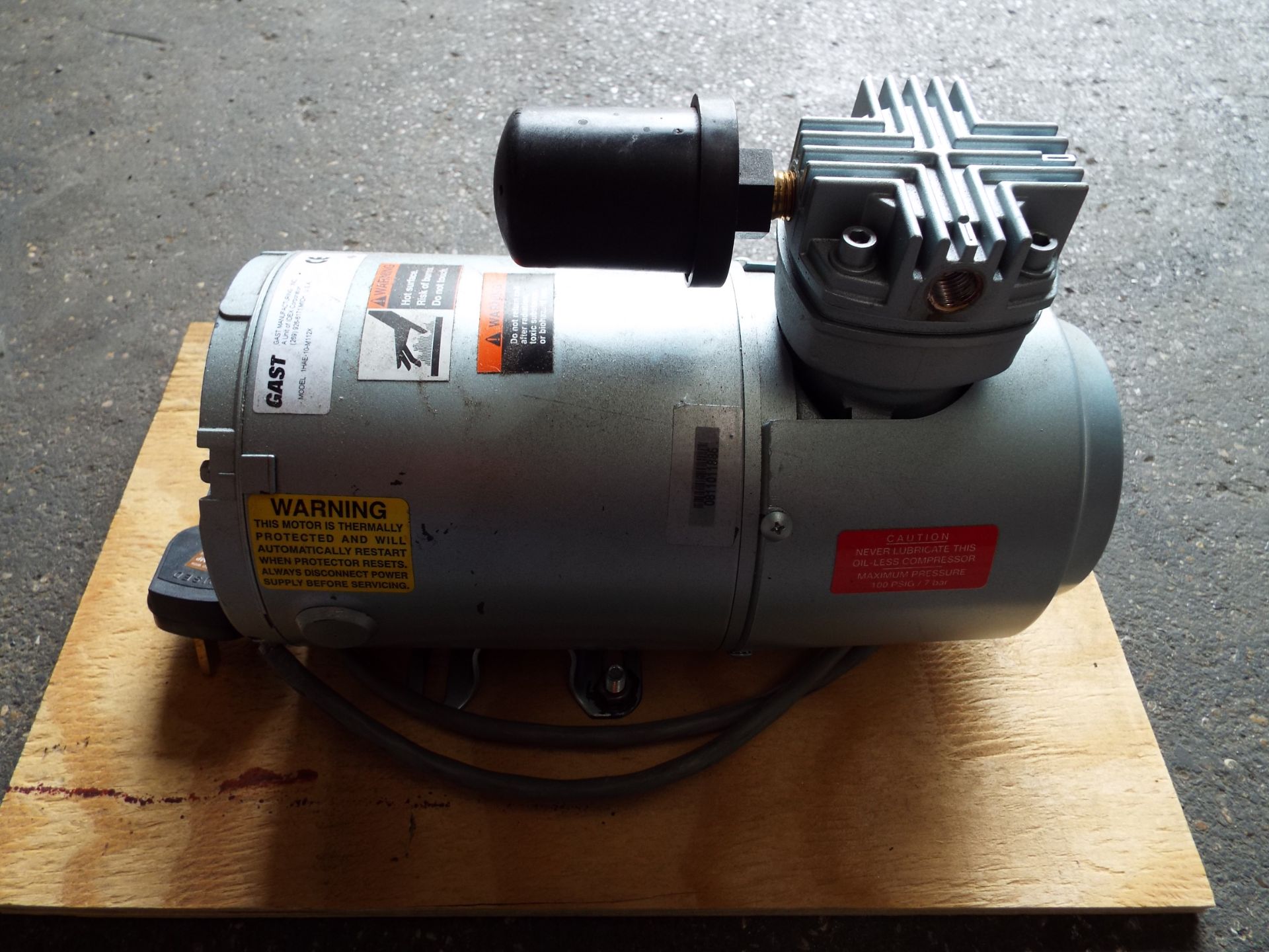 Gast 1H Oil-Less Vaccuum Pump - Image 4 of 6