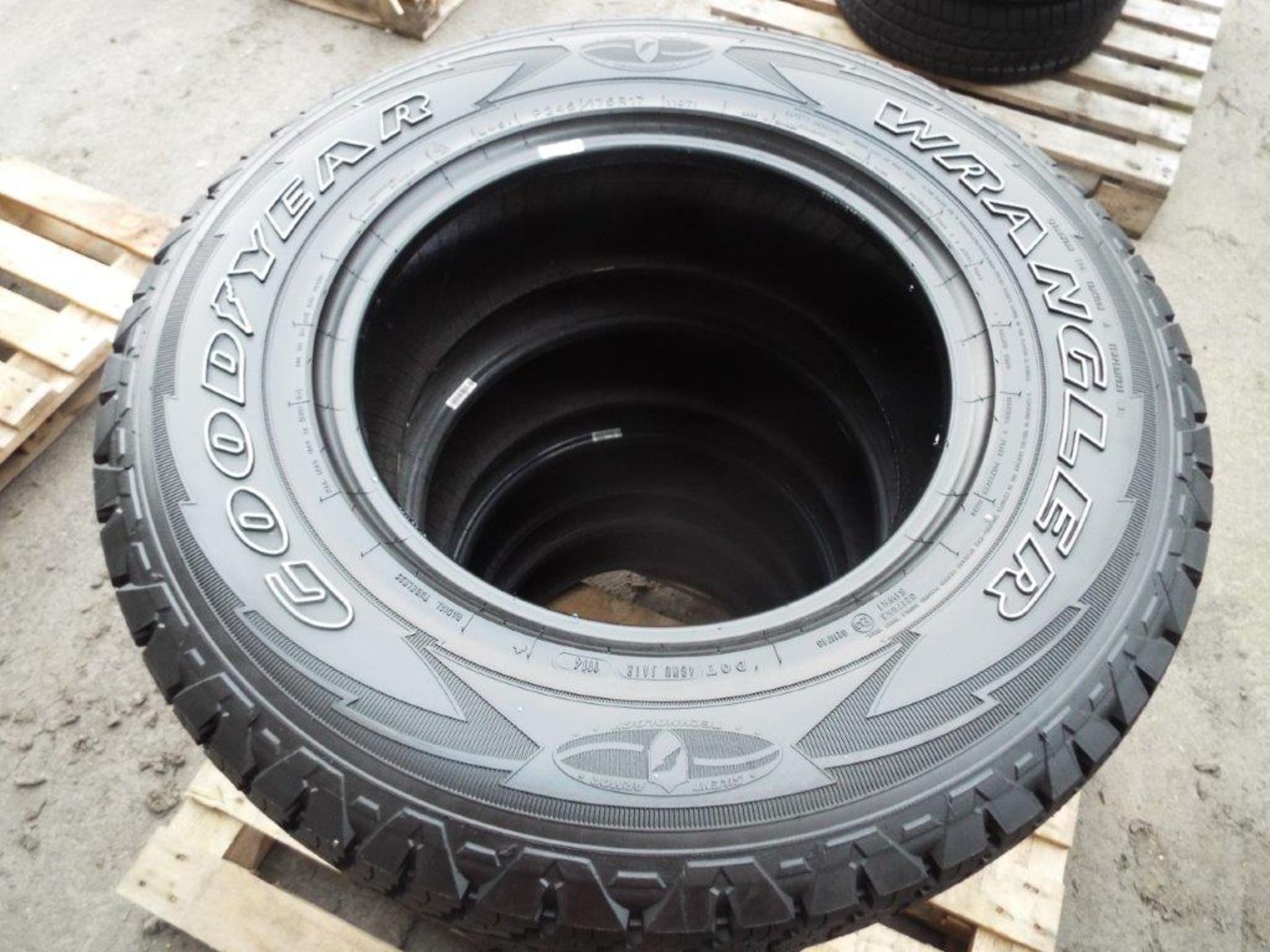 5 x Goodyear Wrangler Silentarmour P245/75 R17 Winter Tyres - Image 2 of 11