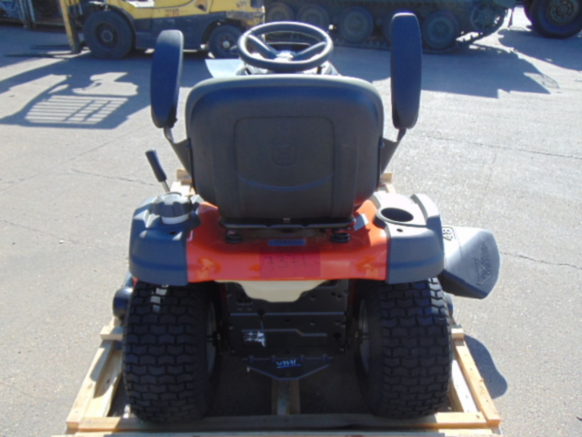 New Unused Husqvarna YTA24V48 24-HP V-twin Automatic 48-in Ride On Lawn Tractor - Bild 6 aus 25