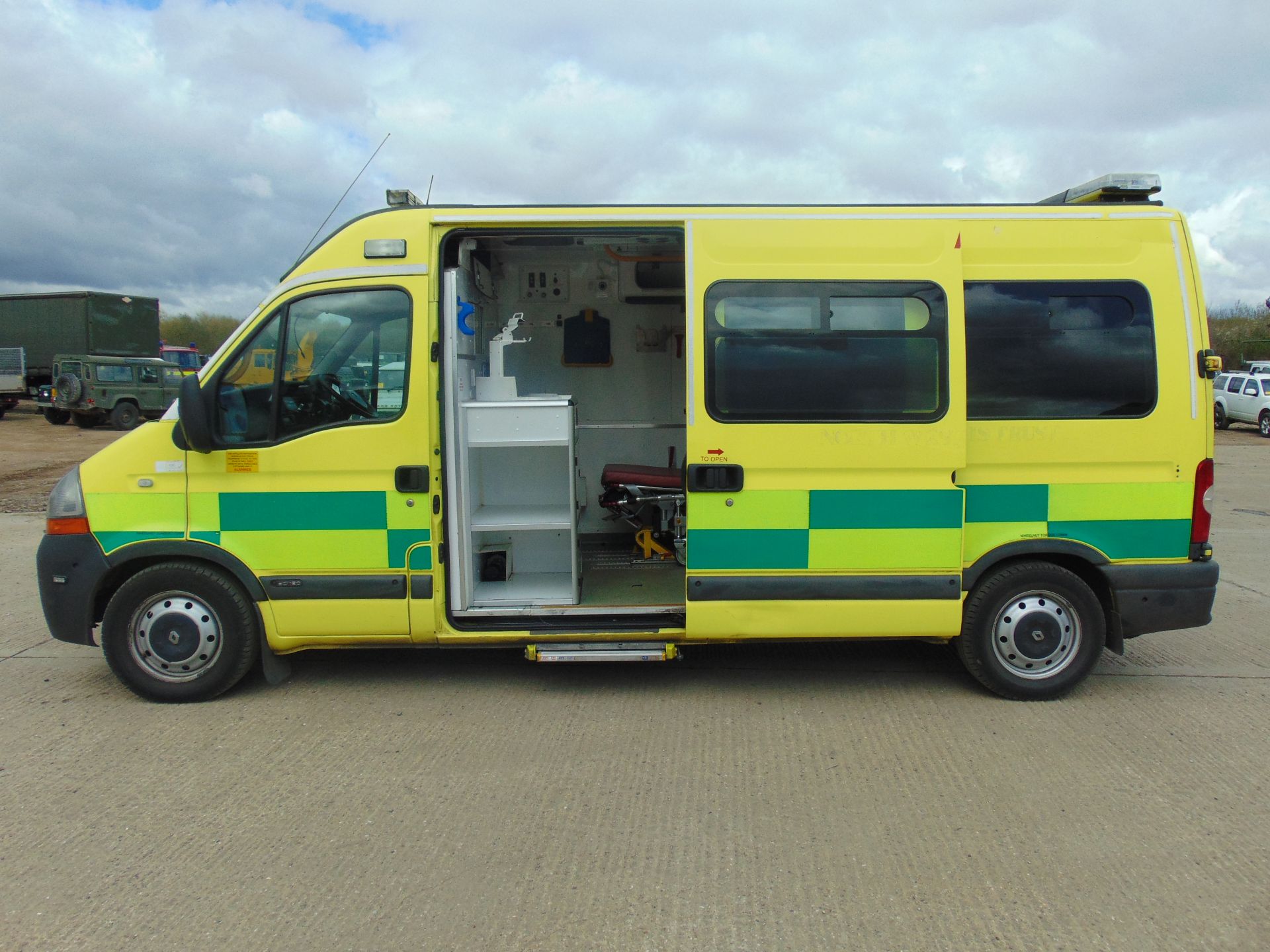 Renault Master 2.5 DCI ambulance - Image 5 of 19