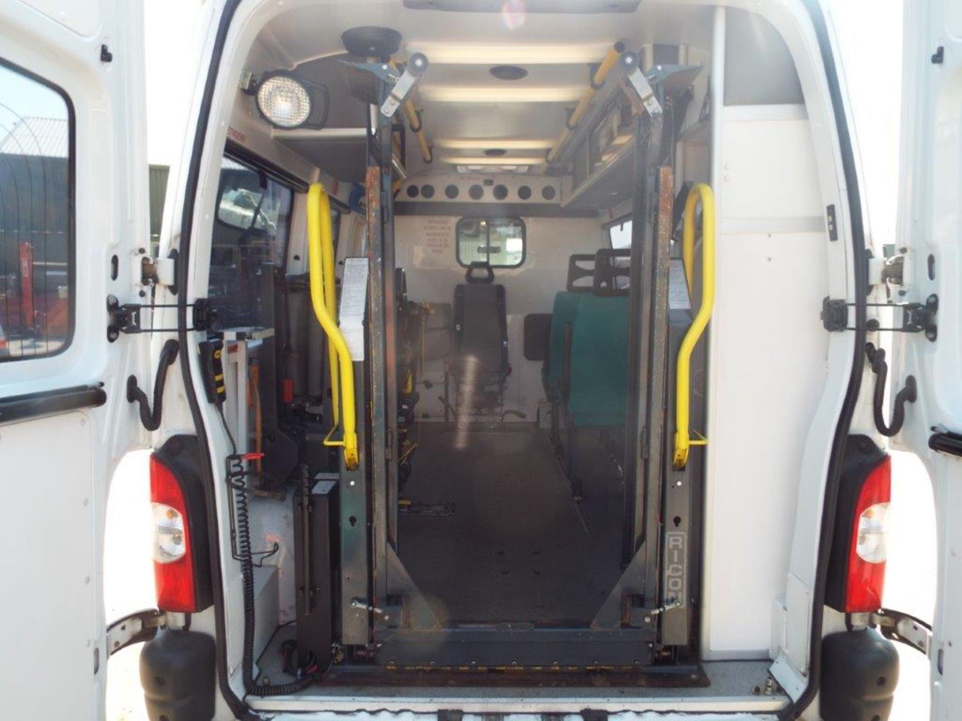 Renault Master 2.5 DCI Patient Transfer Bus with Ricon 350KG Tail Lift - Image 18 of 29