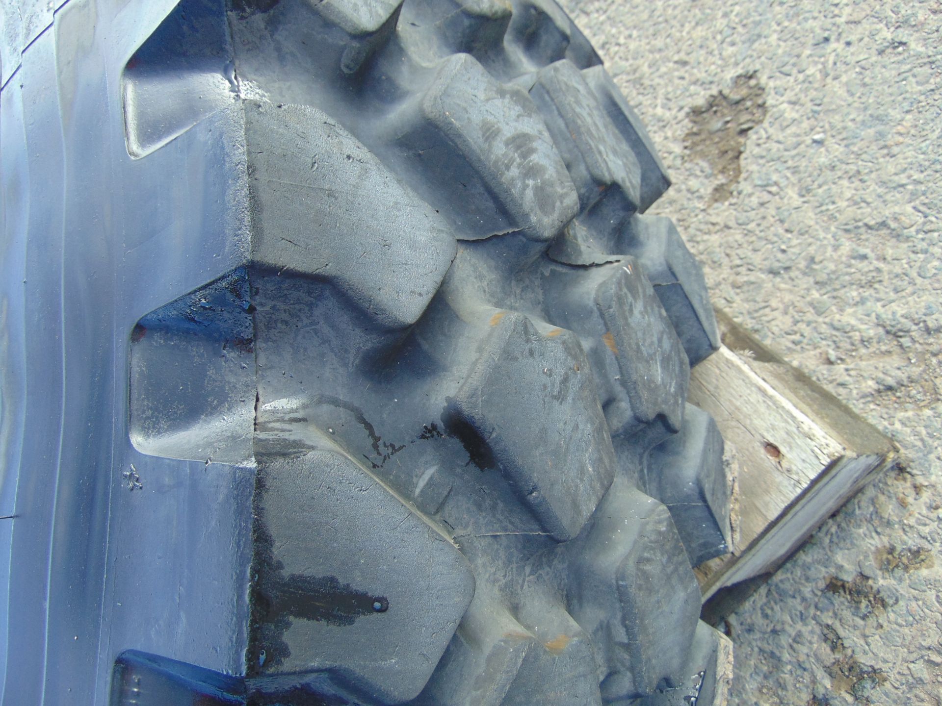 Michelin XZL 14.00 R20 Tyre on 10 Stud Rim - Image 5 of 6