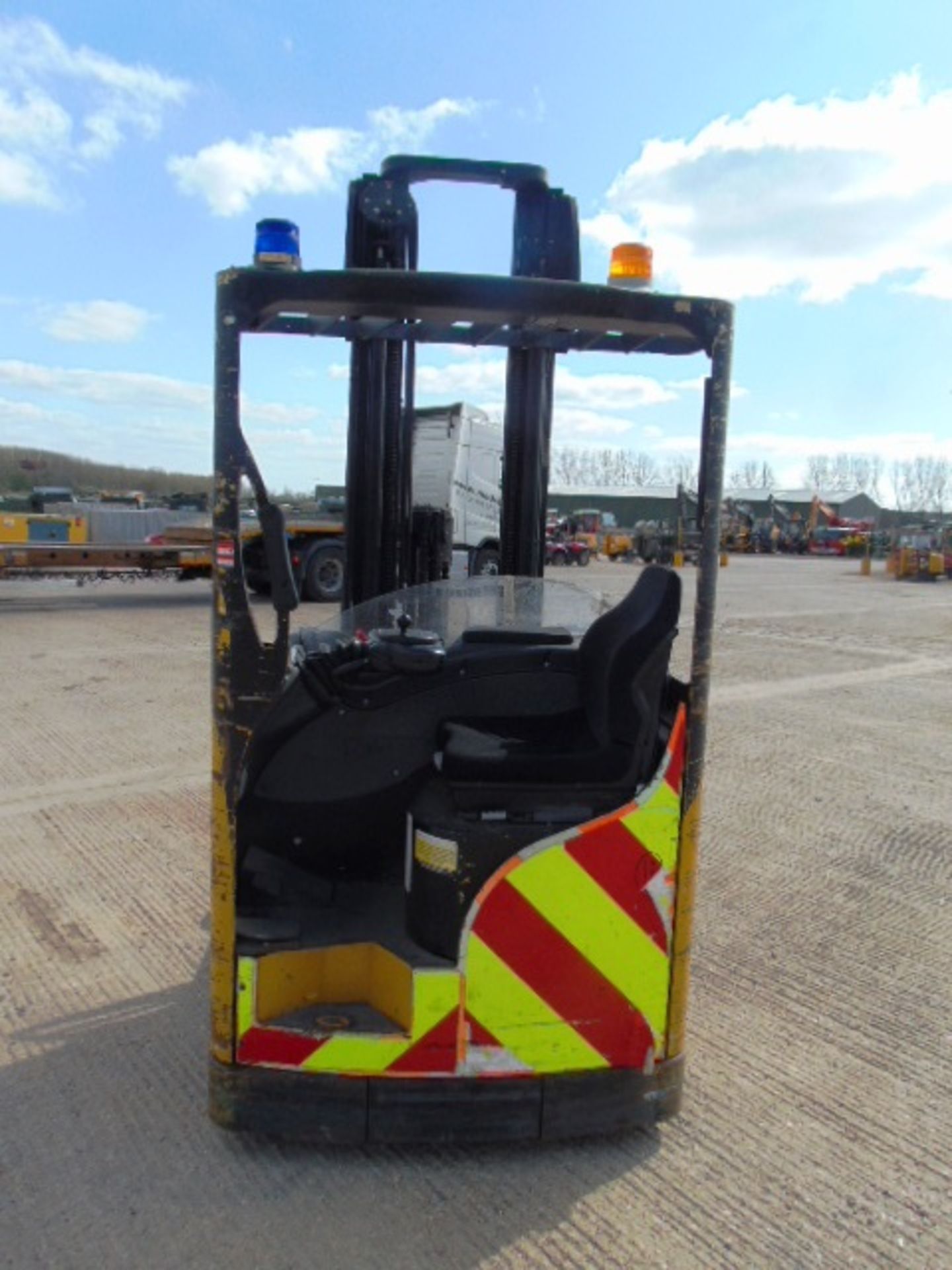 Yale MR16 Ride On Electric High Lift Reach Truck c/w Charger - Bild 7 aus 29