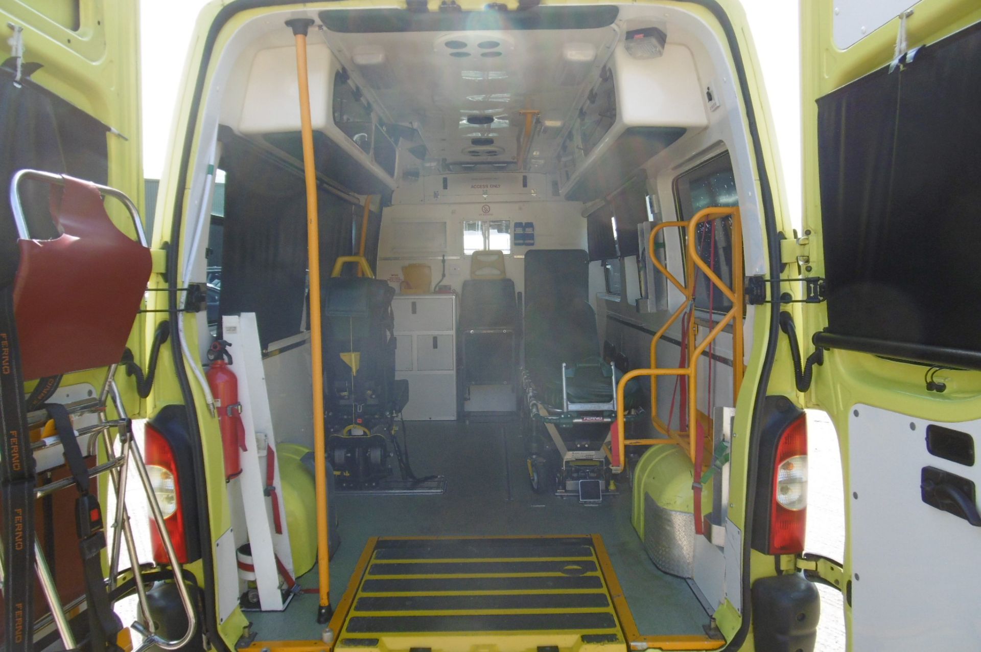 Renault Master 2.5 DCI ambulance - Image 12 of 16