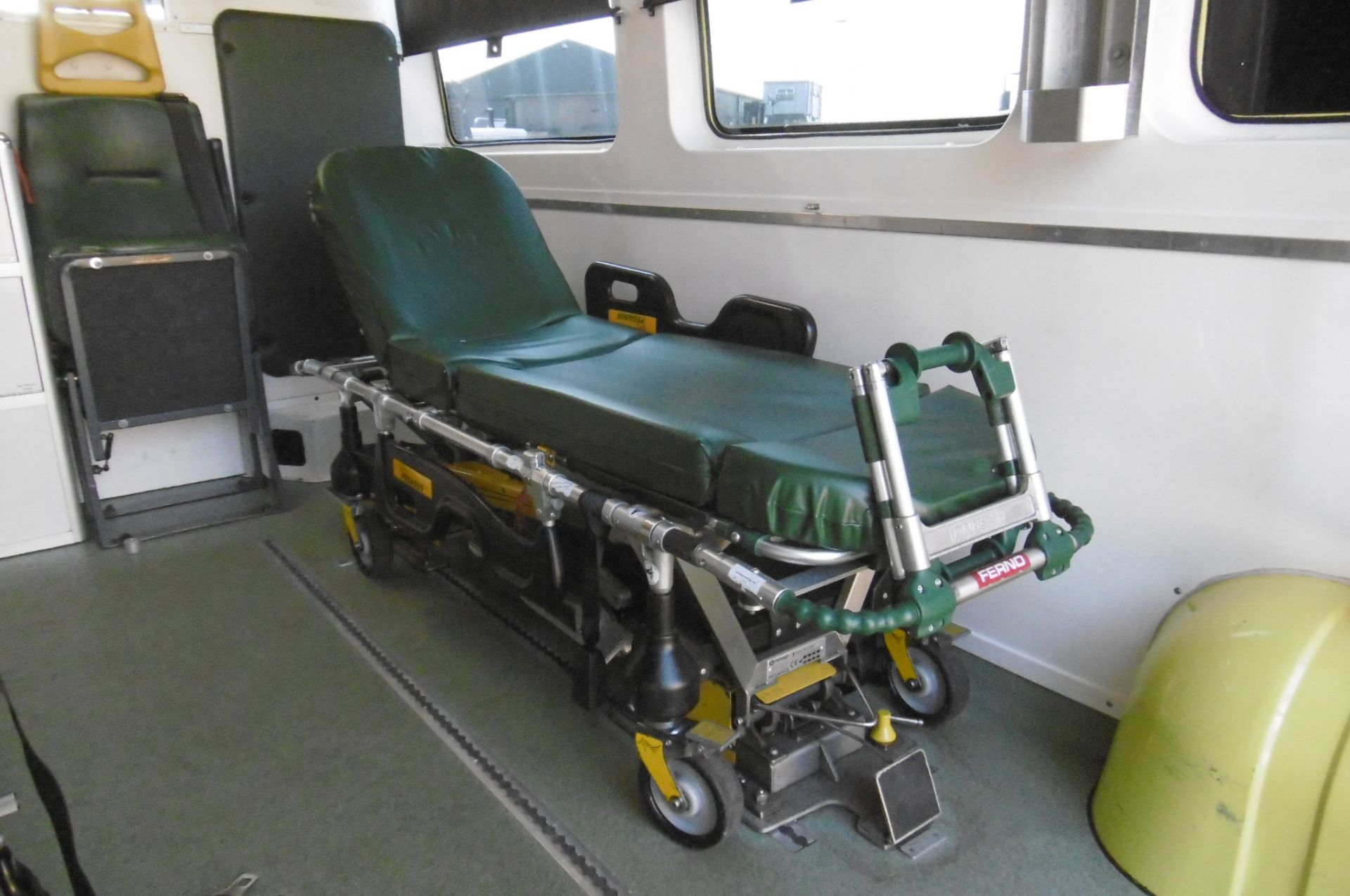 Renault Master 2.5 DCI ambulance - Image 14 of 16