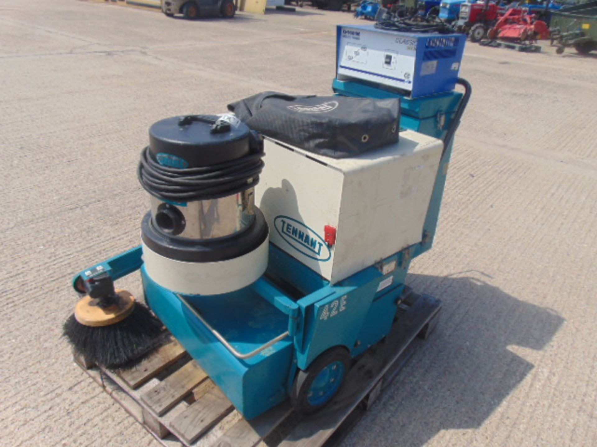 Tennant 42E Walk Behind Electric Sweeper with Vacuum Cleaner C/W Charger - Image 3 of 17