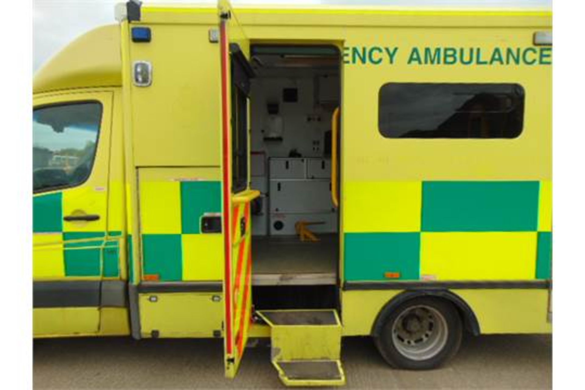 Mercedes Sprinter 515 CDI Turbo diesel ambulance - Image 9 of 19