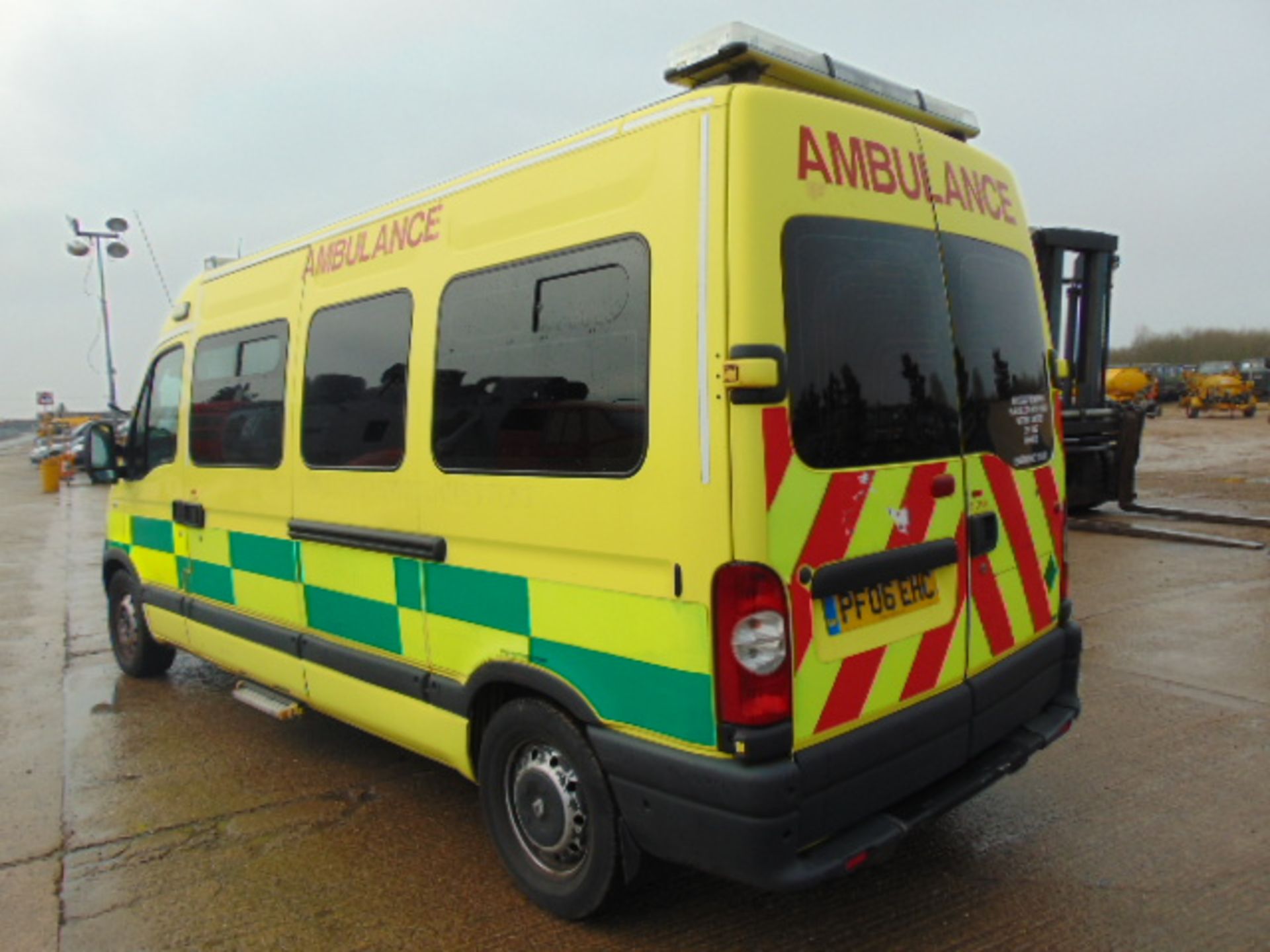 Renault Master 2.5 DCI ambulance - Image 6 of 16