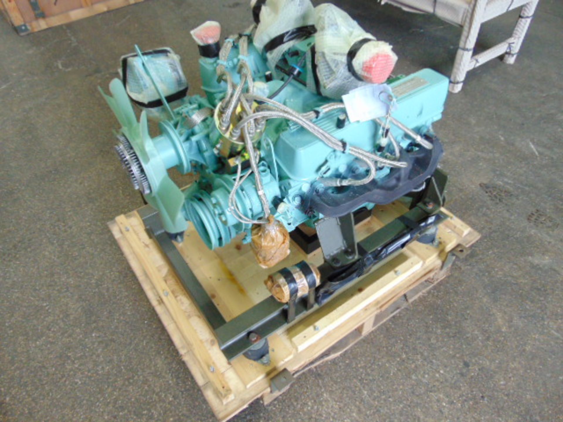 Land Rover V8 Petrol Engine UK Army Recon complete with ancillaries and ready to fit - Bild 3 aus 3