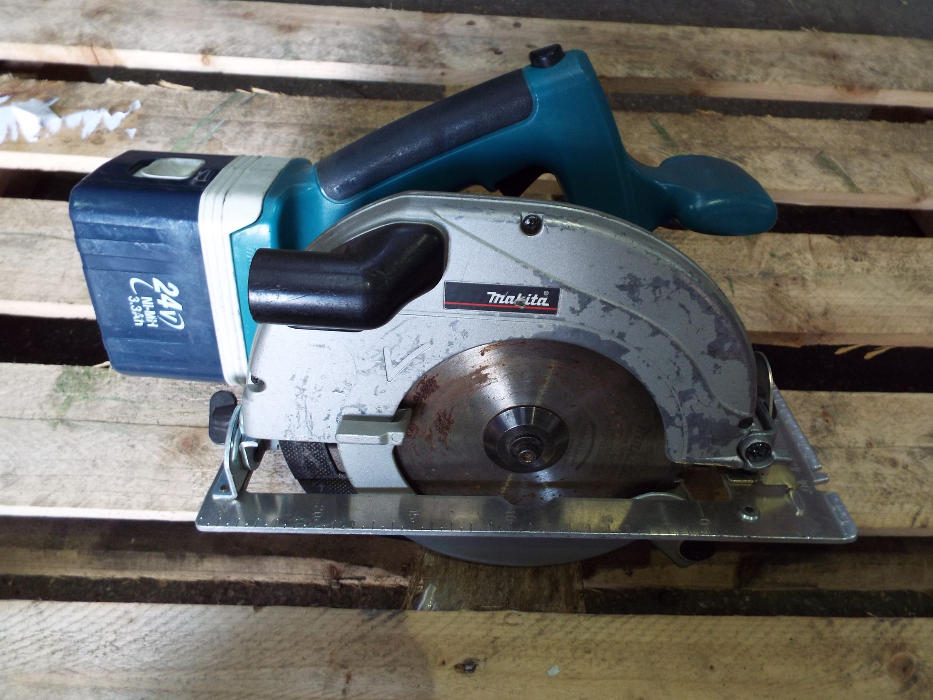 Makita BSR730 Circular Saw with Battery and Charger - Image 2 of 7