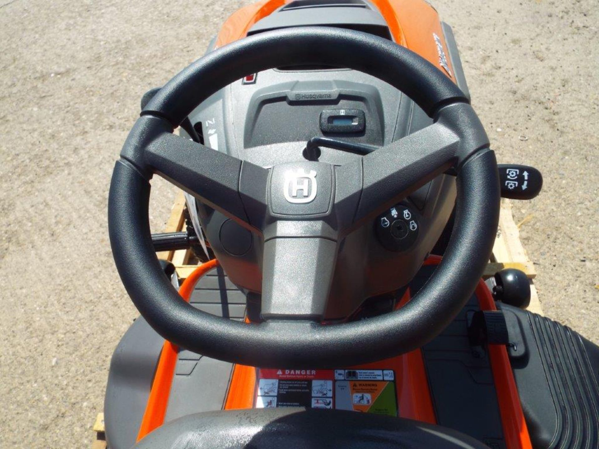 Husqvarna YTA22V46 22-HP V-twin Automatic 46-in Ride On Lawn Tractor - Bild 9 aus 26