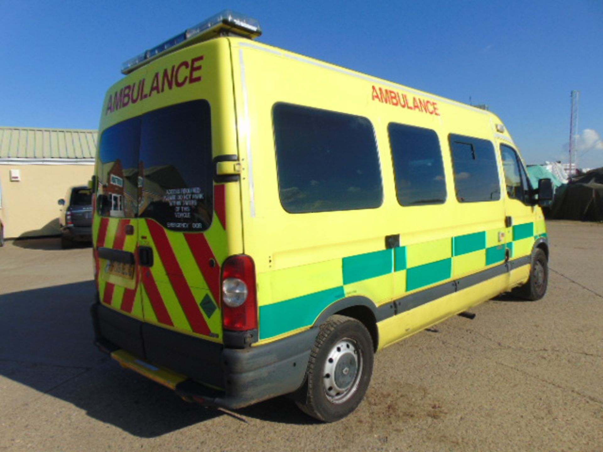 Renault Master 2.5 DCI ambulance - Image 8 of 15