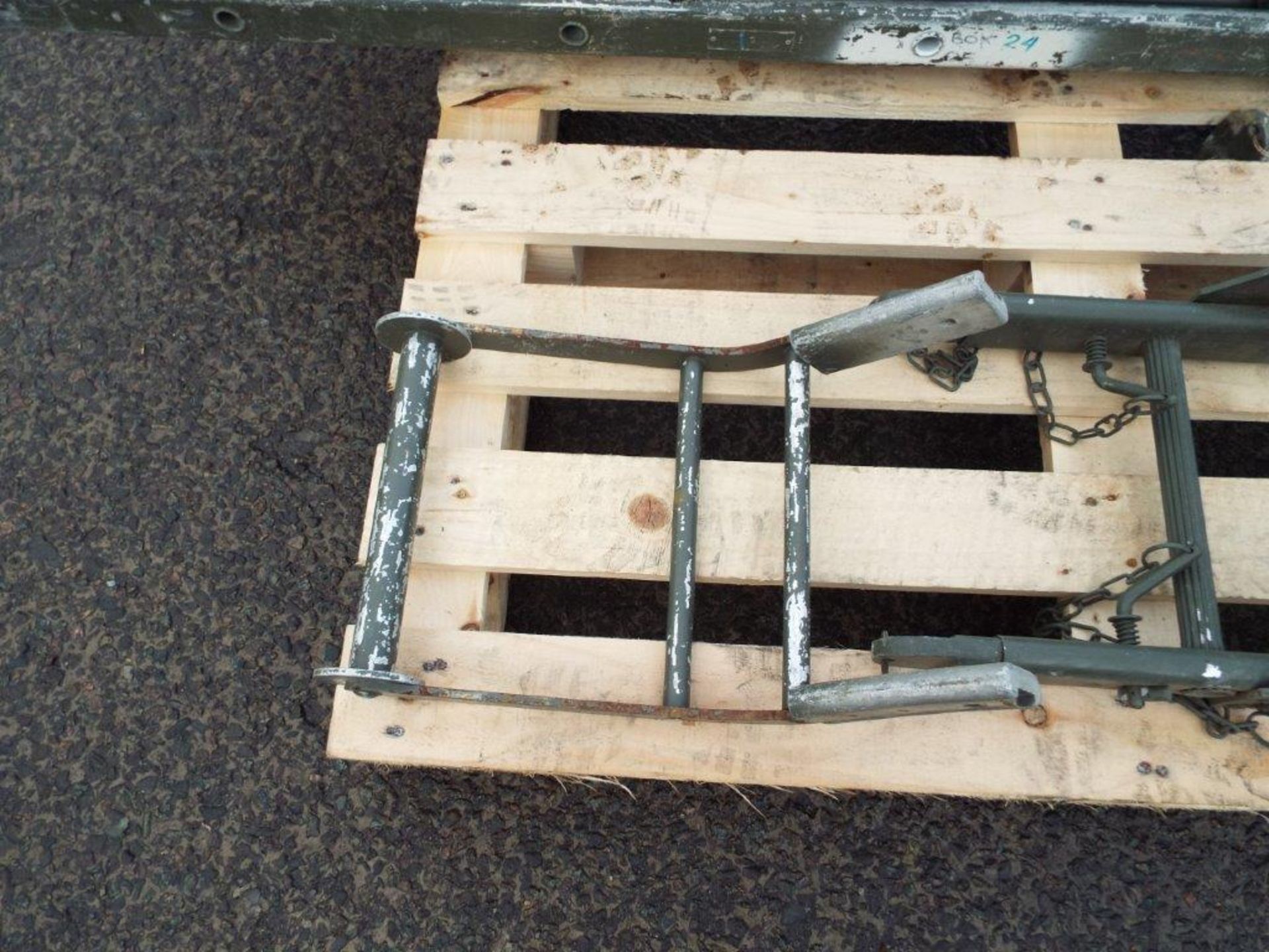 4 Section Military Aluminium Scaling/Assault Ladder with Ridge Hook and Roller Attachments - Image 6 of 7