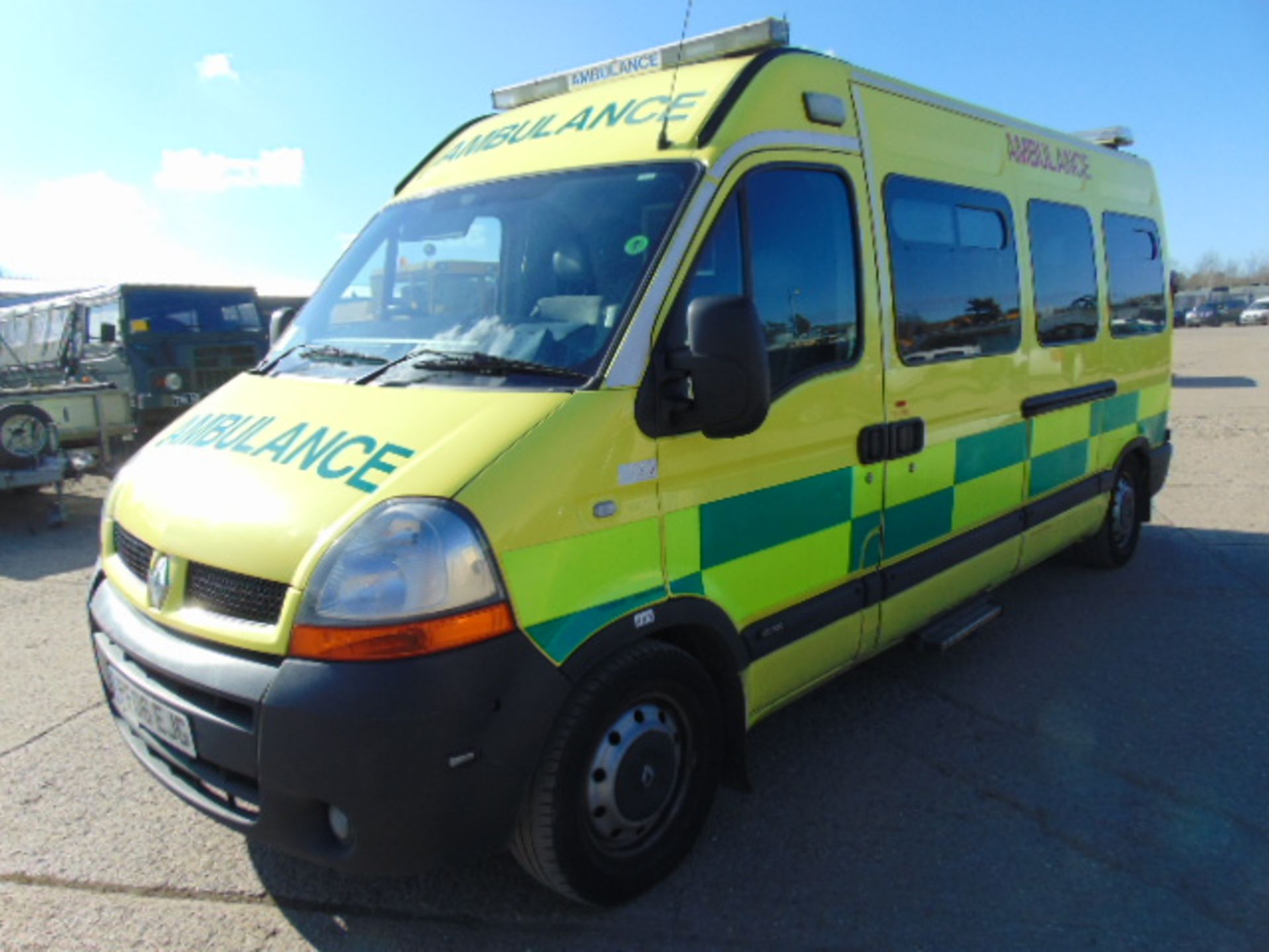 Renault Master 2.5 DCI ambulance - Image 3 of 15