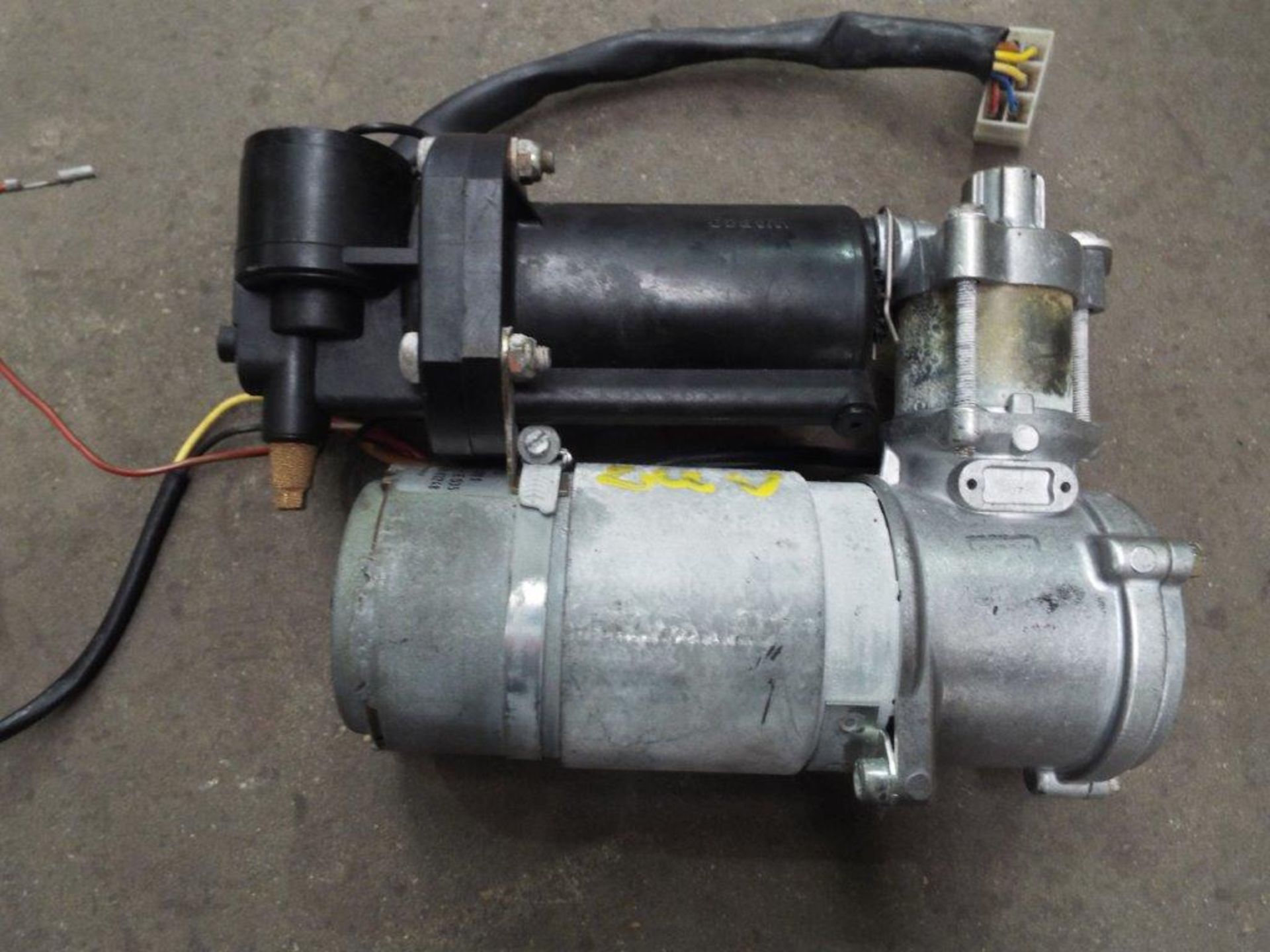 16 x Wabco/Pinzgauer Compressor Assys P/No 758.1.54.511.9 - Image 3 of 7