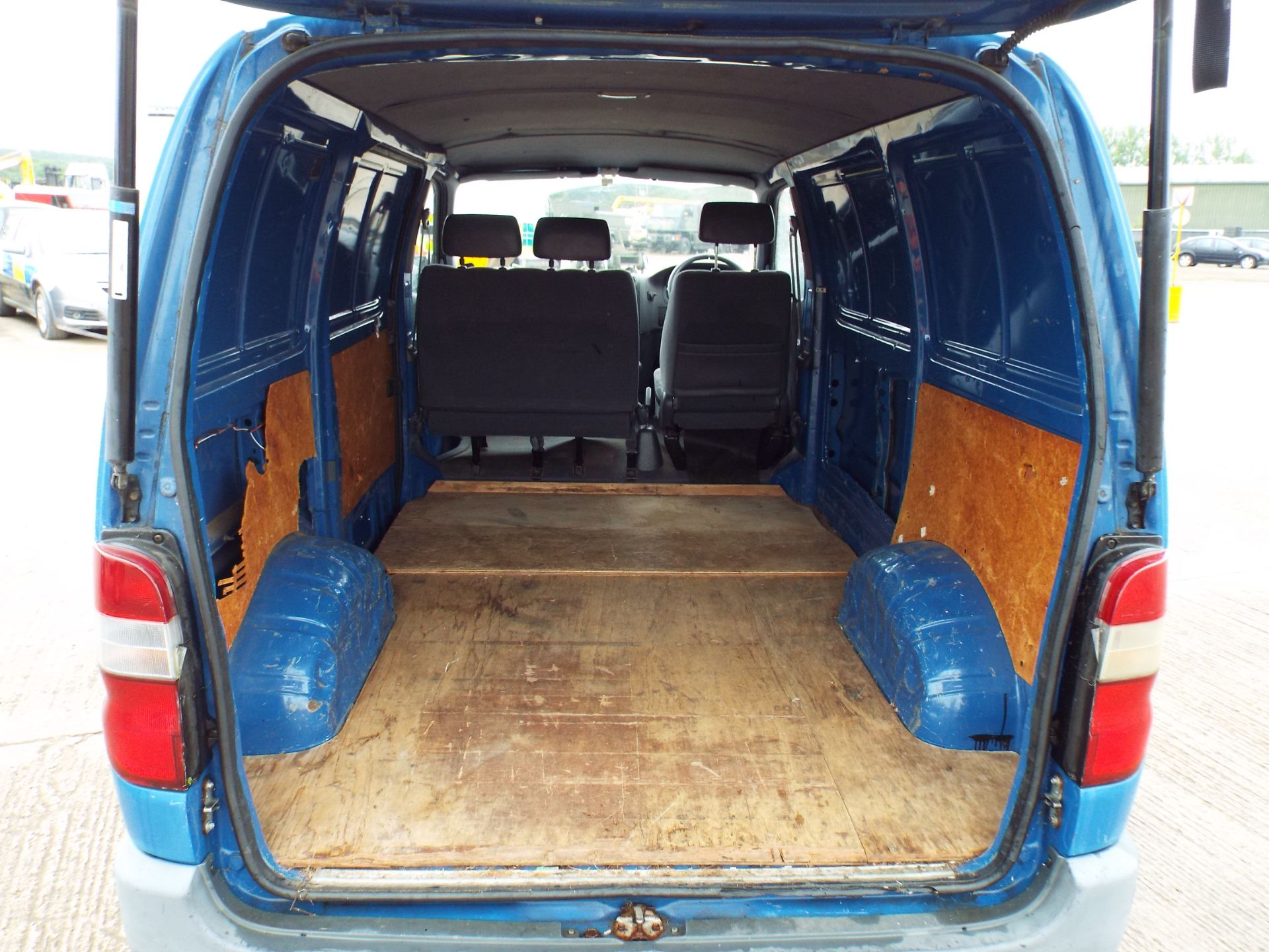 Toyota Hiace 2.4 D - Image 13 of 21