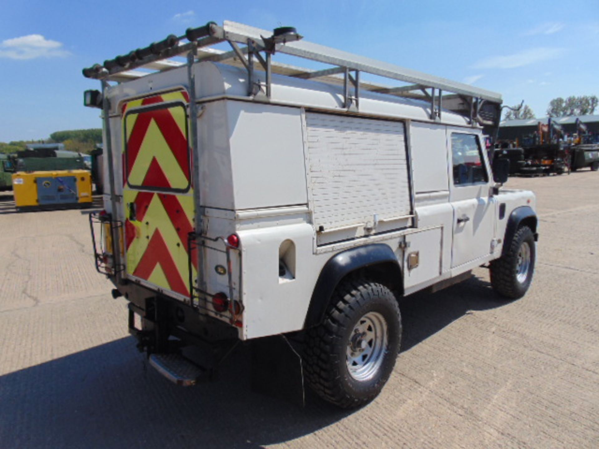 Land Rover Defender 110 Puma Hardtop 4x4 Special Utility (Mobile Workshop) complete with Winch - Bild 7 aus 32