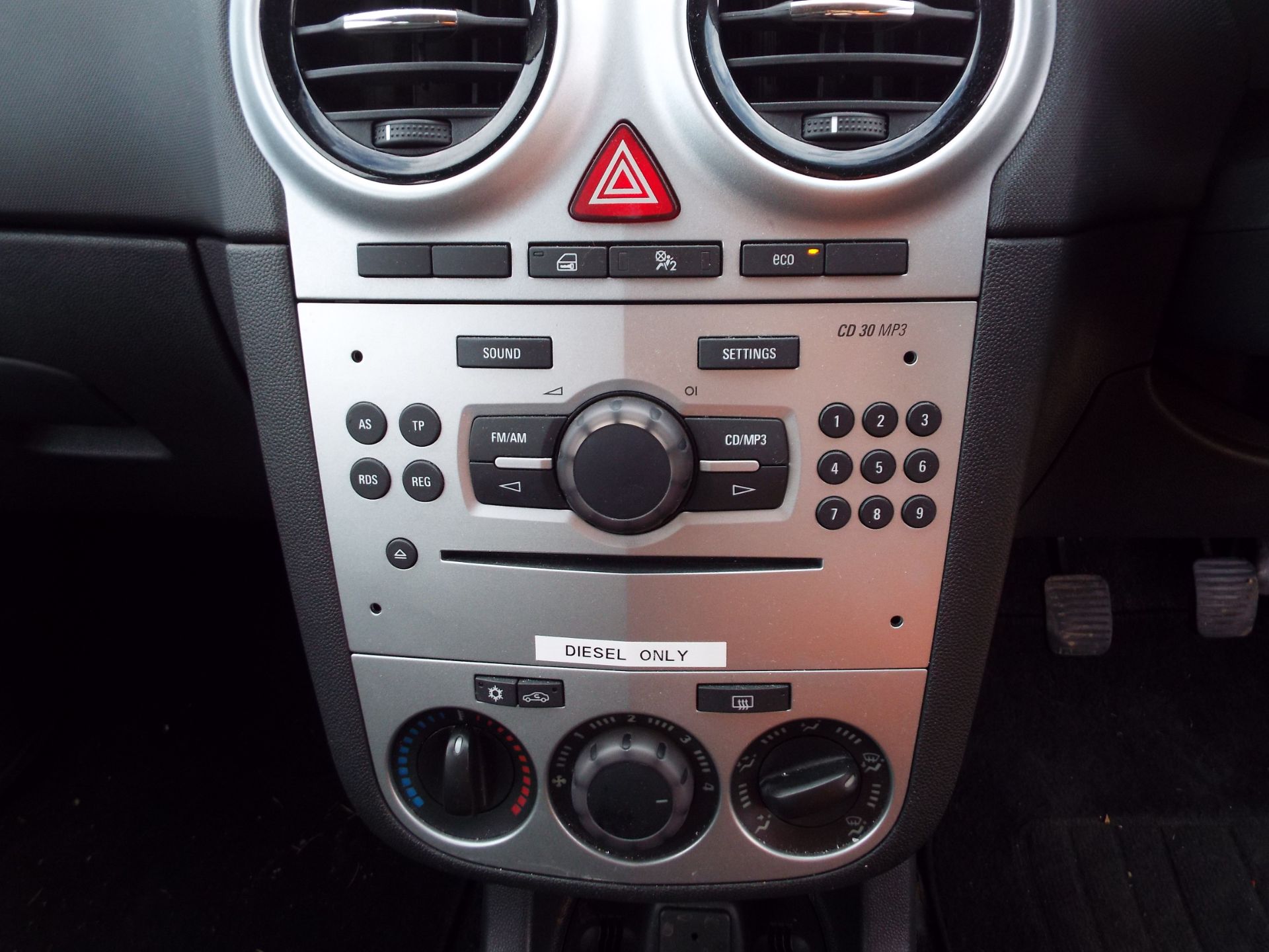 Vauxhall Corsa 1.3 CDTi exclusiv - Image 11 of 22