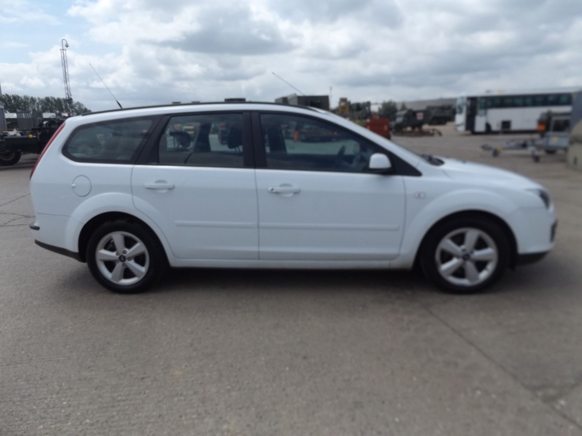 Ford Focus 1.8TDCi Estate - Image 5 of 19