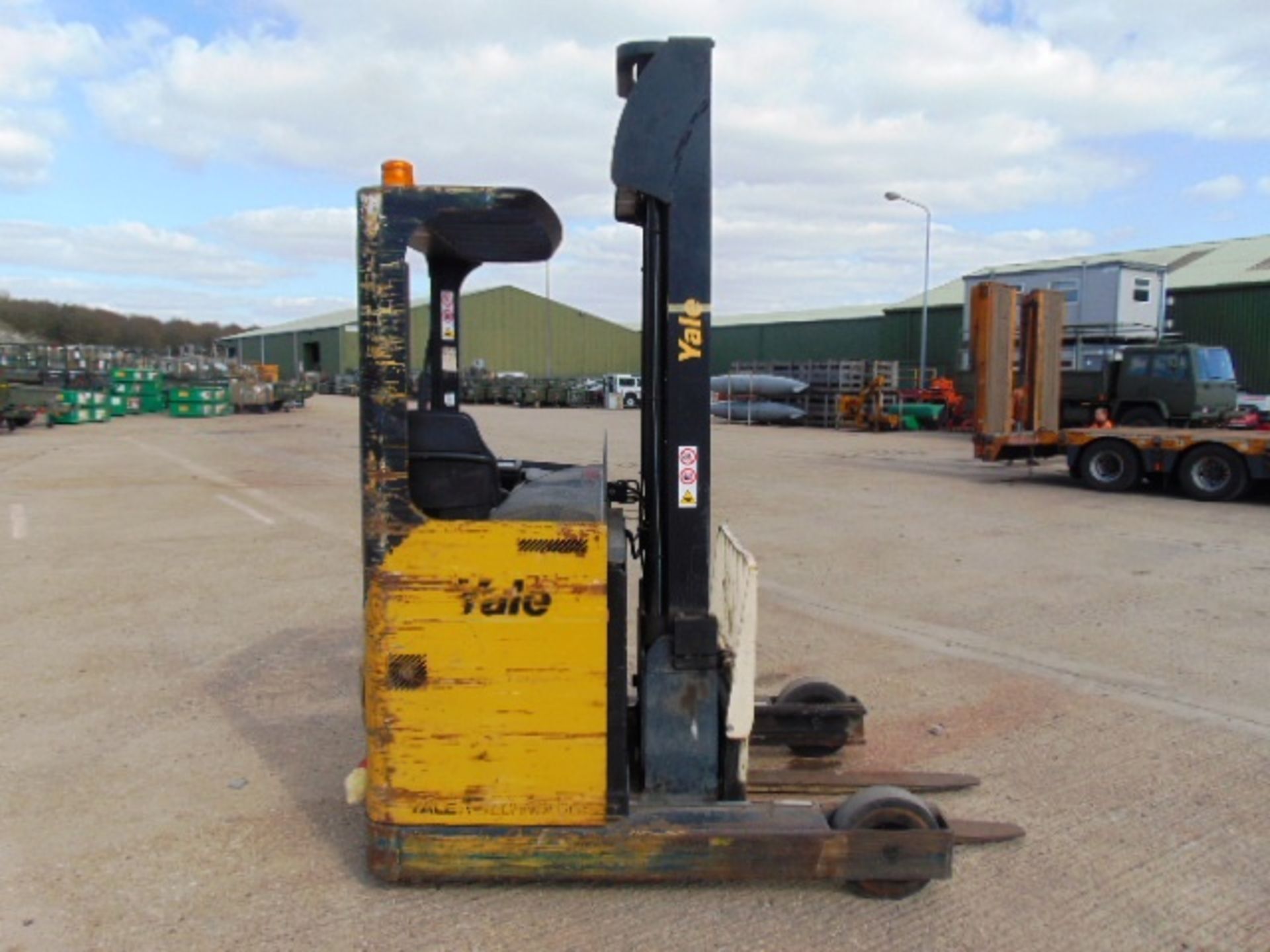 Yale MR16 Ride On Electric High Lift Reach Truck c/w Charger - Image 9 of 29