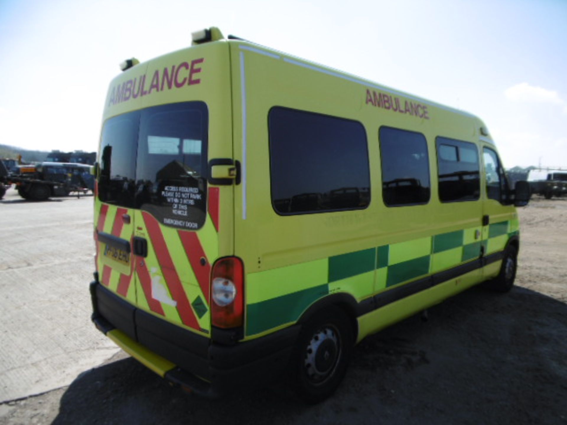 Renault Master 2.5 DCI ambulance - Image 5 of 19