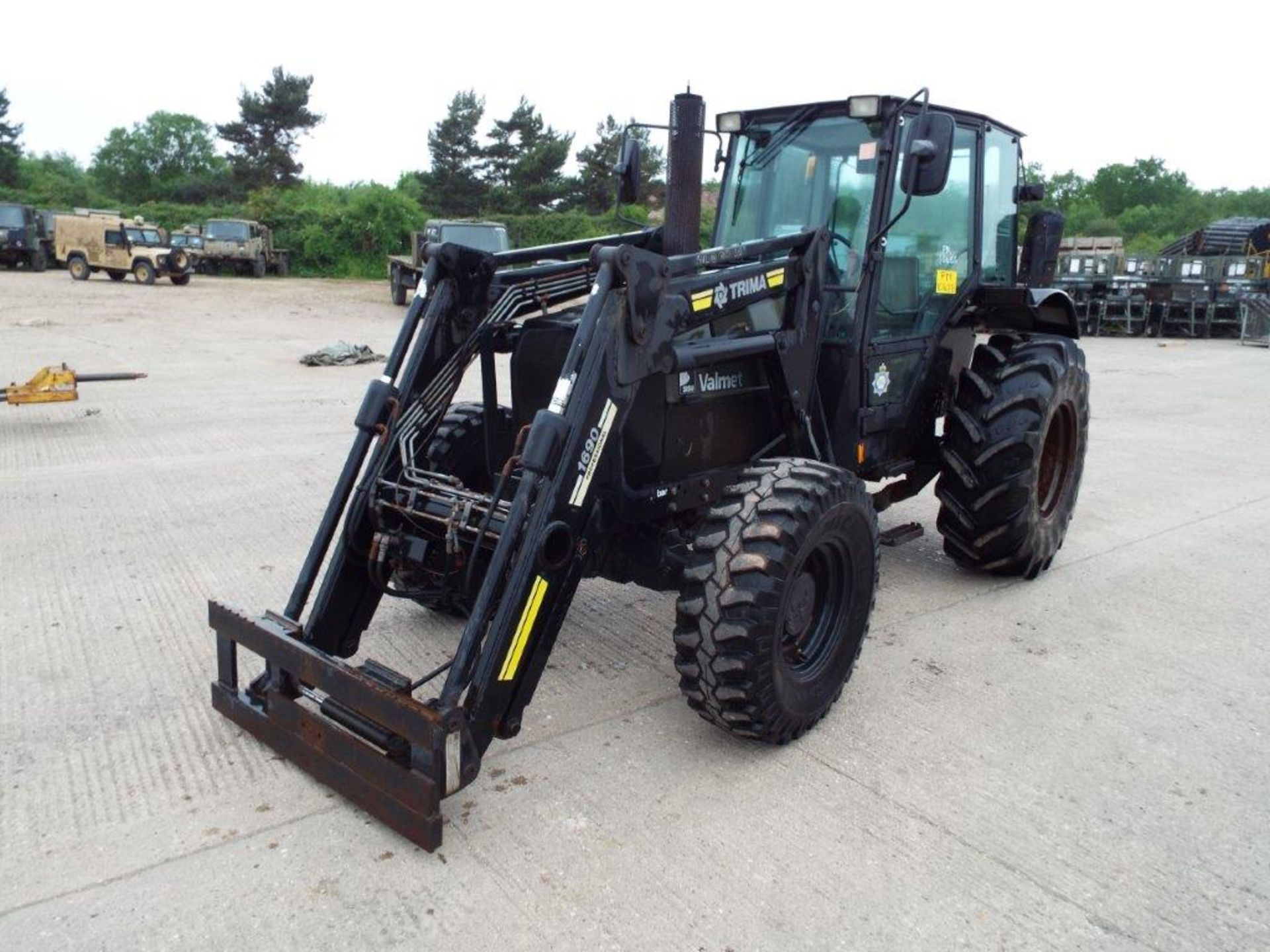 Valmet 665-4 4WD tractor with Trima 1690 Professional Front Loader - Image 3 of 24