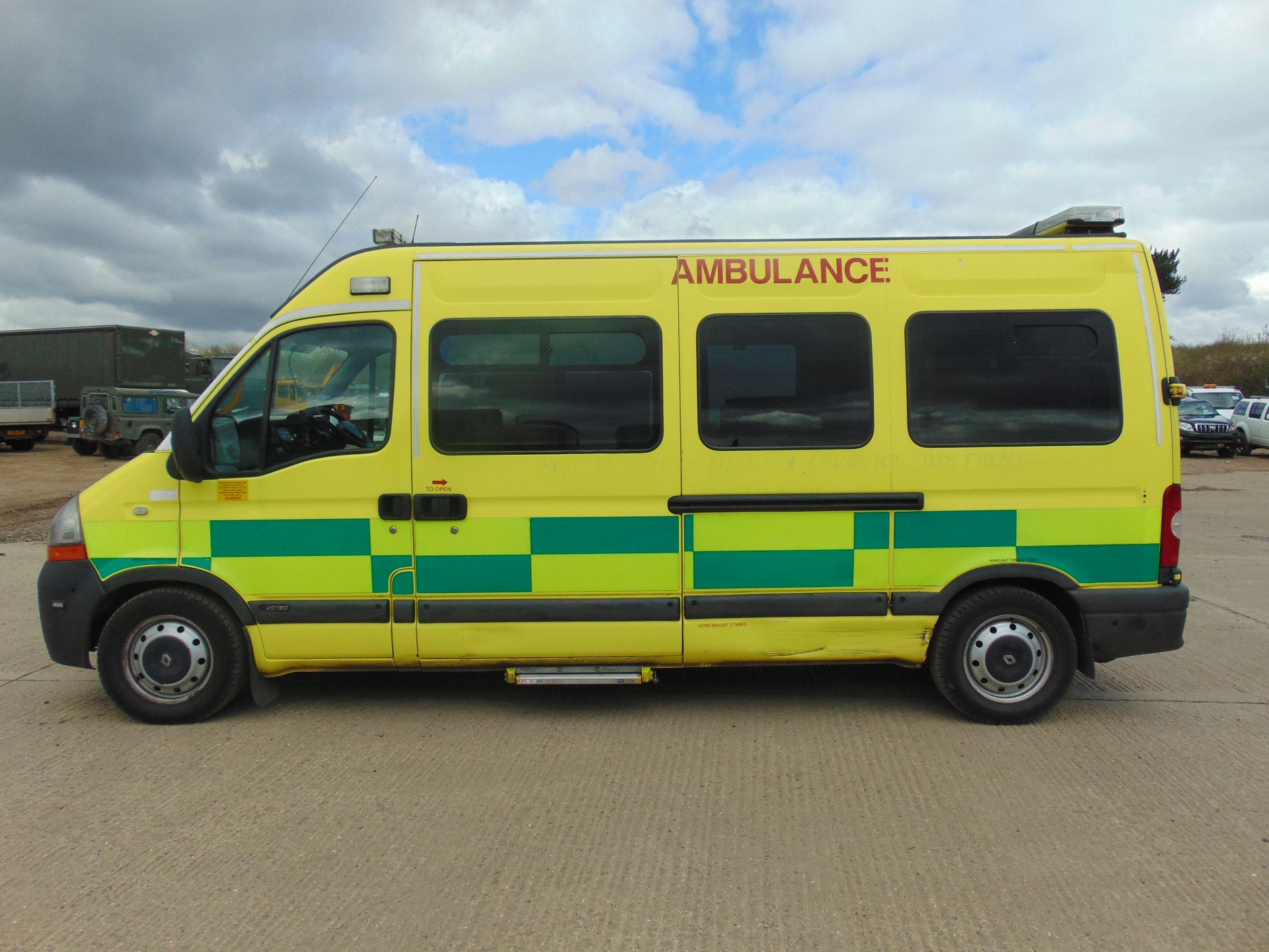 Renault Master 2.5 DCI ambulance - Image 4 of 19