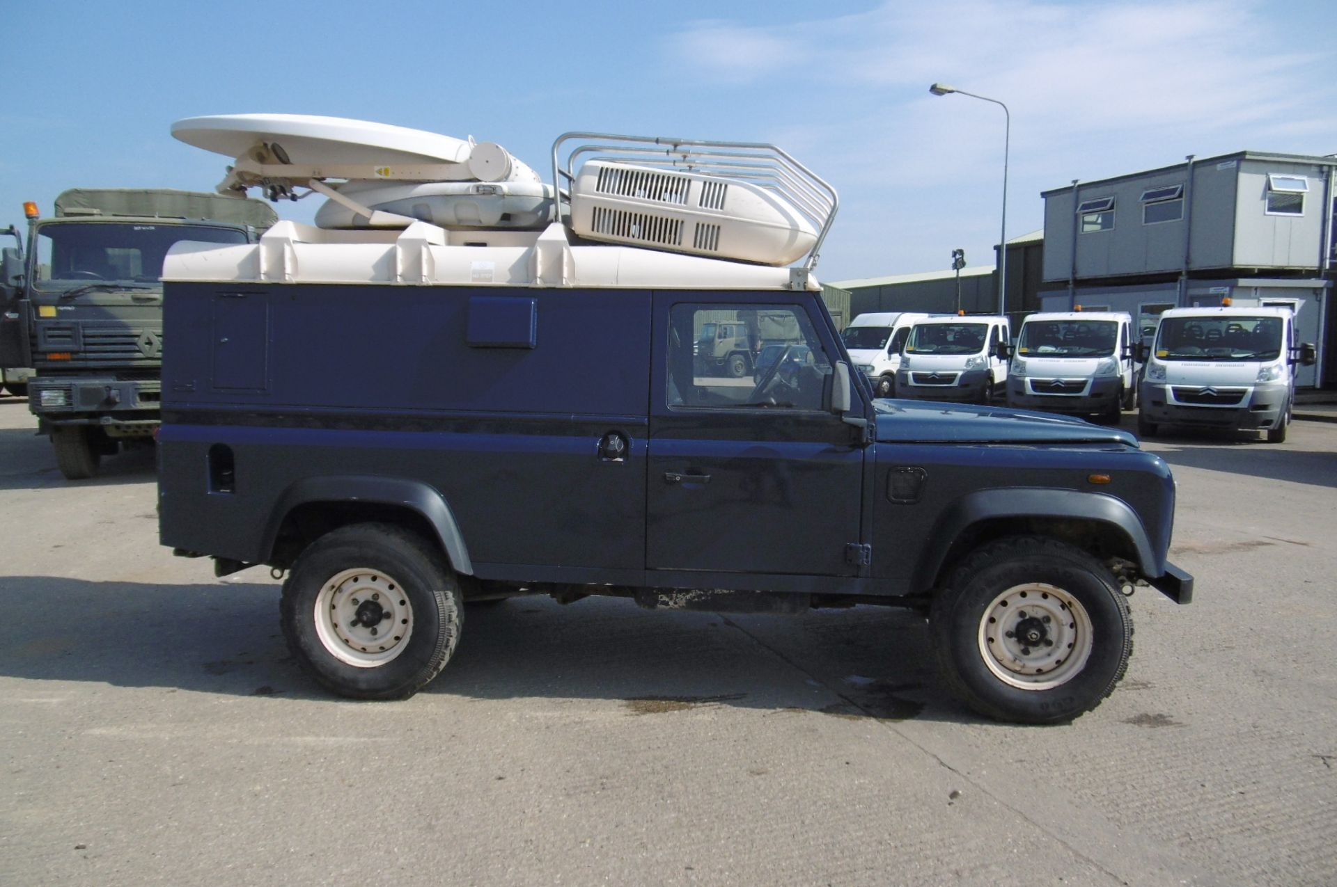 Left Hand Drive SATCOM/Communications Land Rover Defender 110 TD5 - Bild 5 aus 25