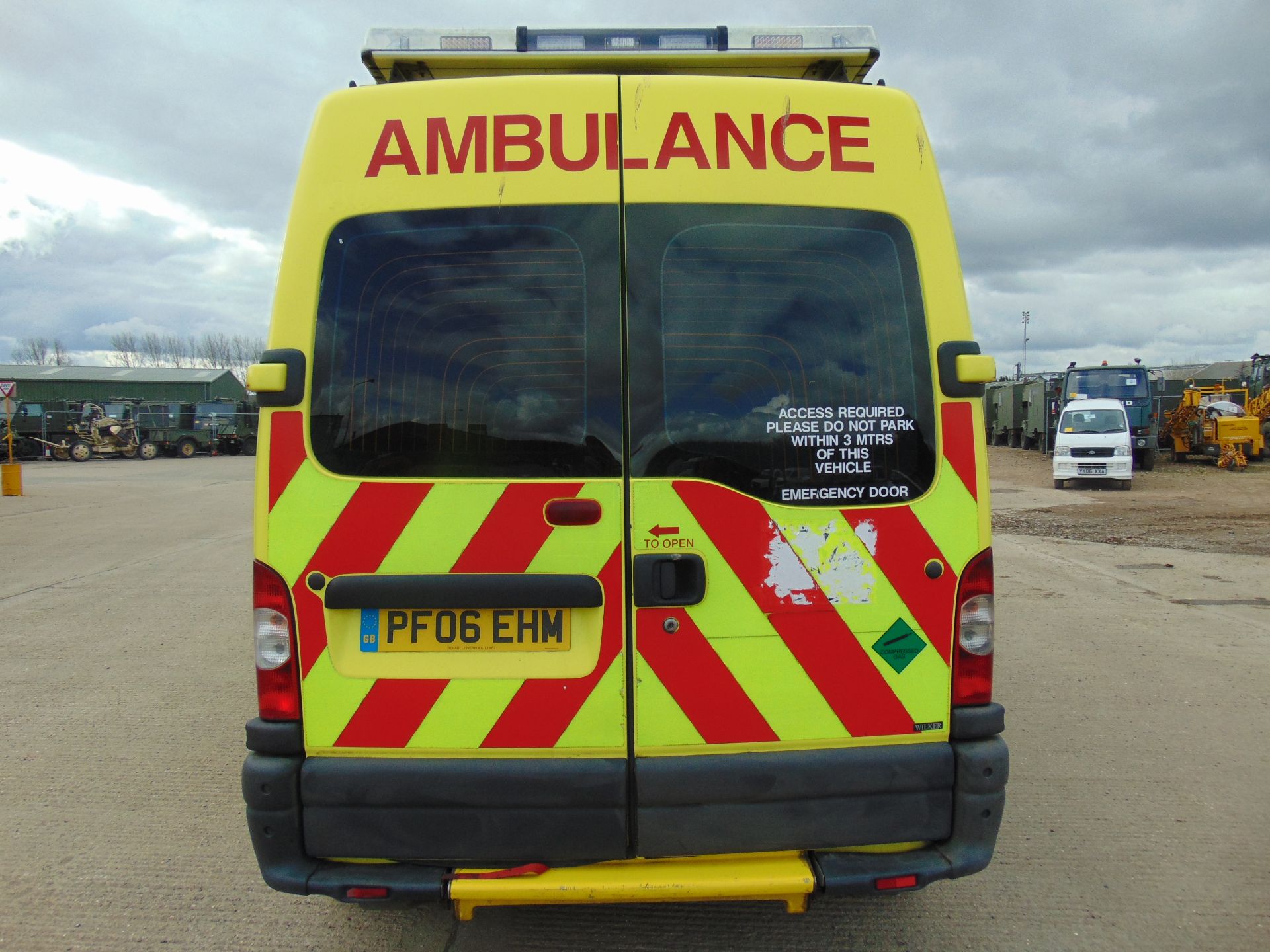 Renault Master 2.5 DCI ambulance - Image 8 of 19