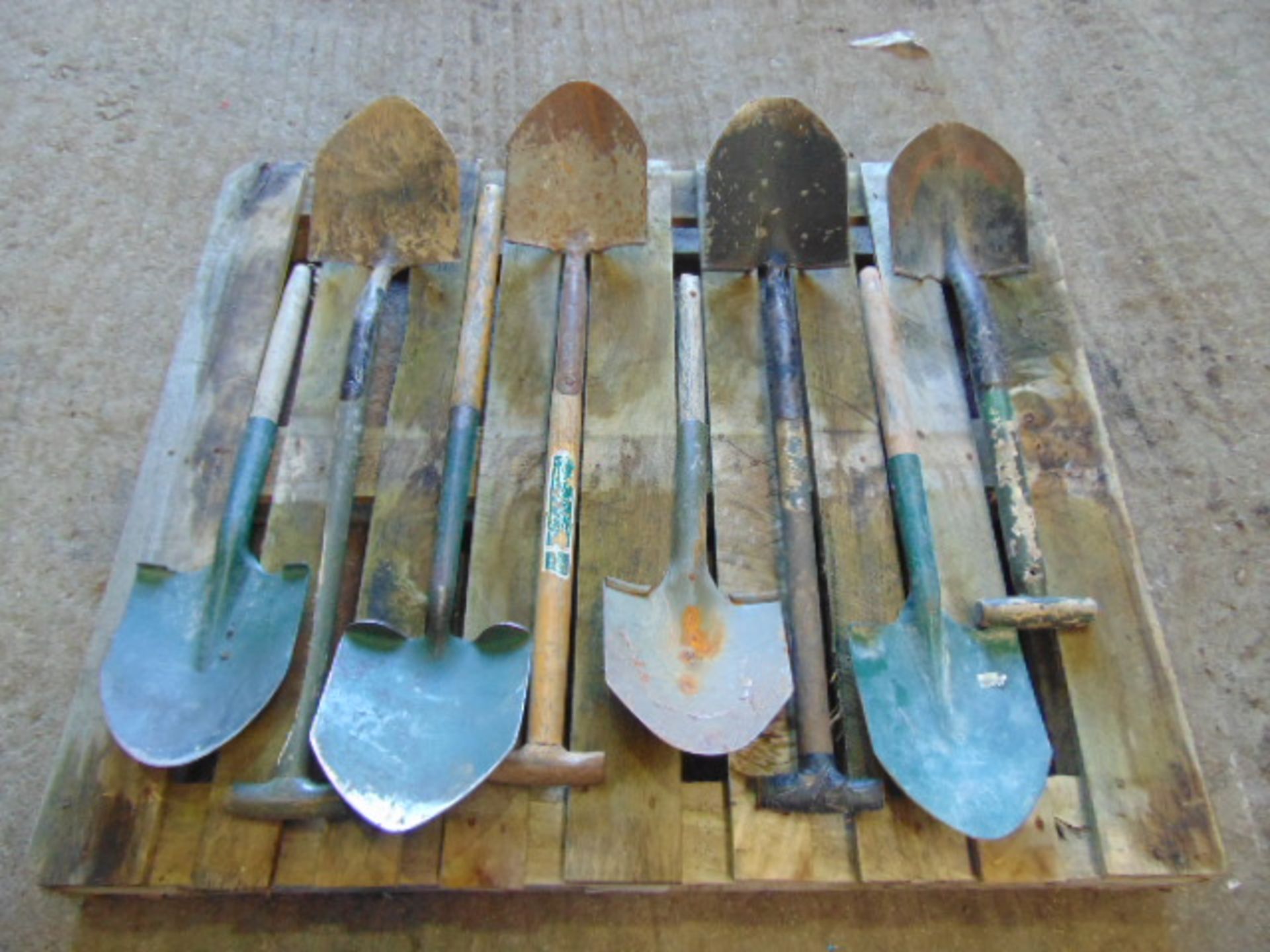 8 x T Handle Shovels