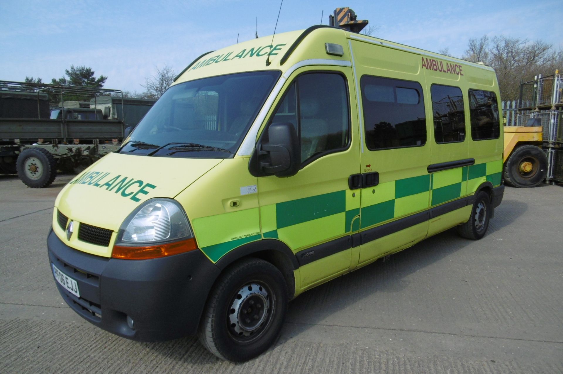 Renault Master 2.5 DCI ambulance - Image 3 of 16