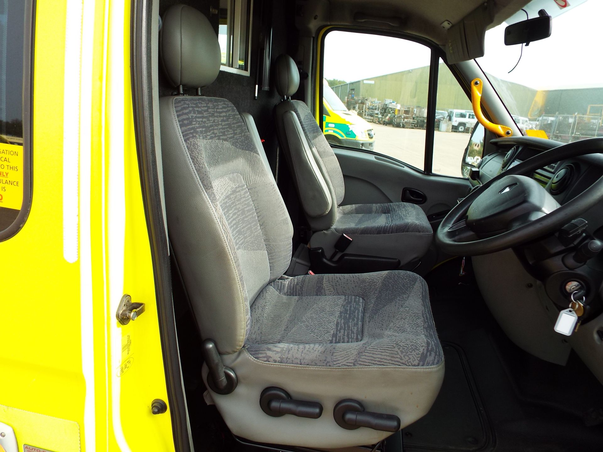 RHD Renault Master 2.5 DCI Ambulance - Image 13 of 24