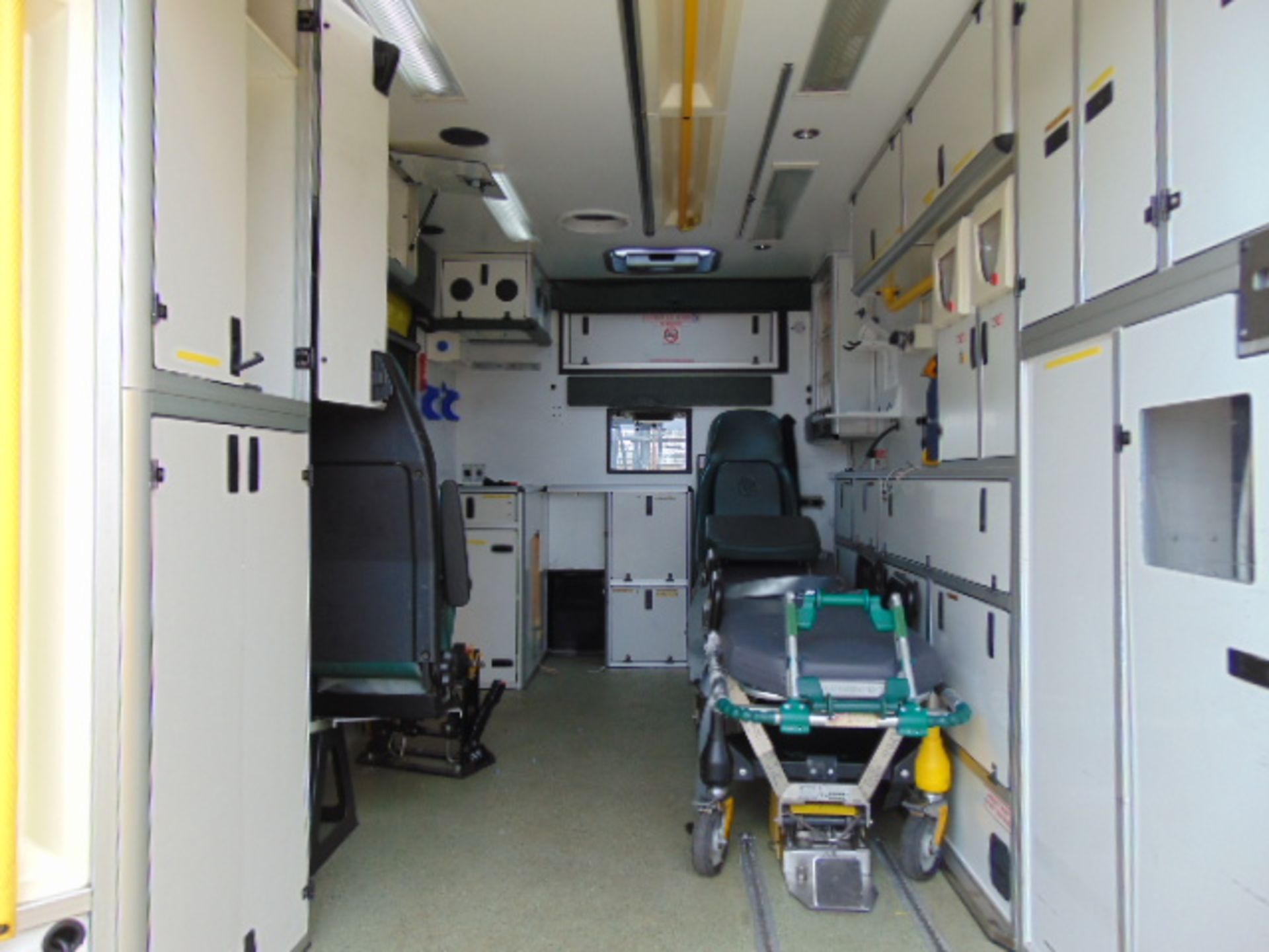 RHD Mercedes Sprinter 515 CDI Turbo Diesel Ambulance - Image 14 of 21