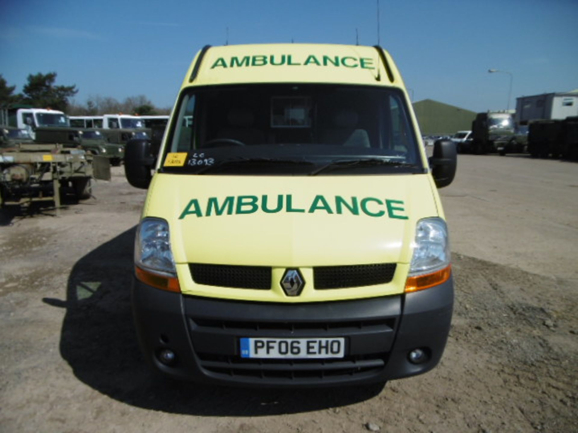 Renault Master 2.5 DCI ambulance - Image 2 of 19
