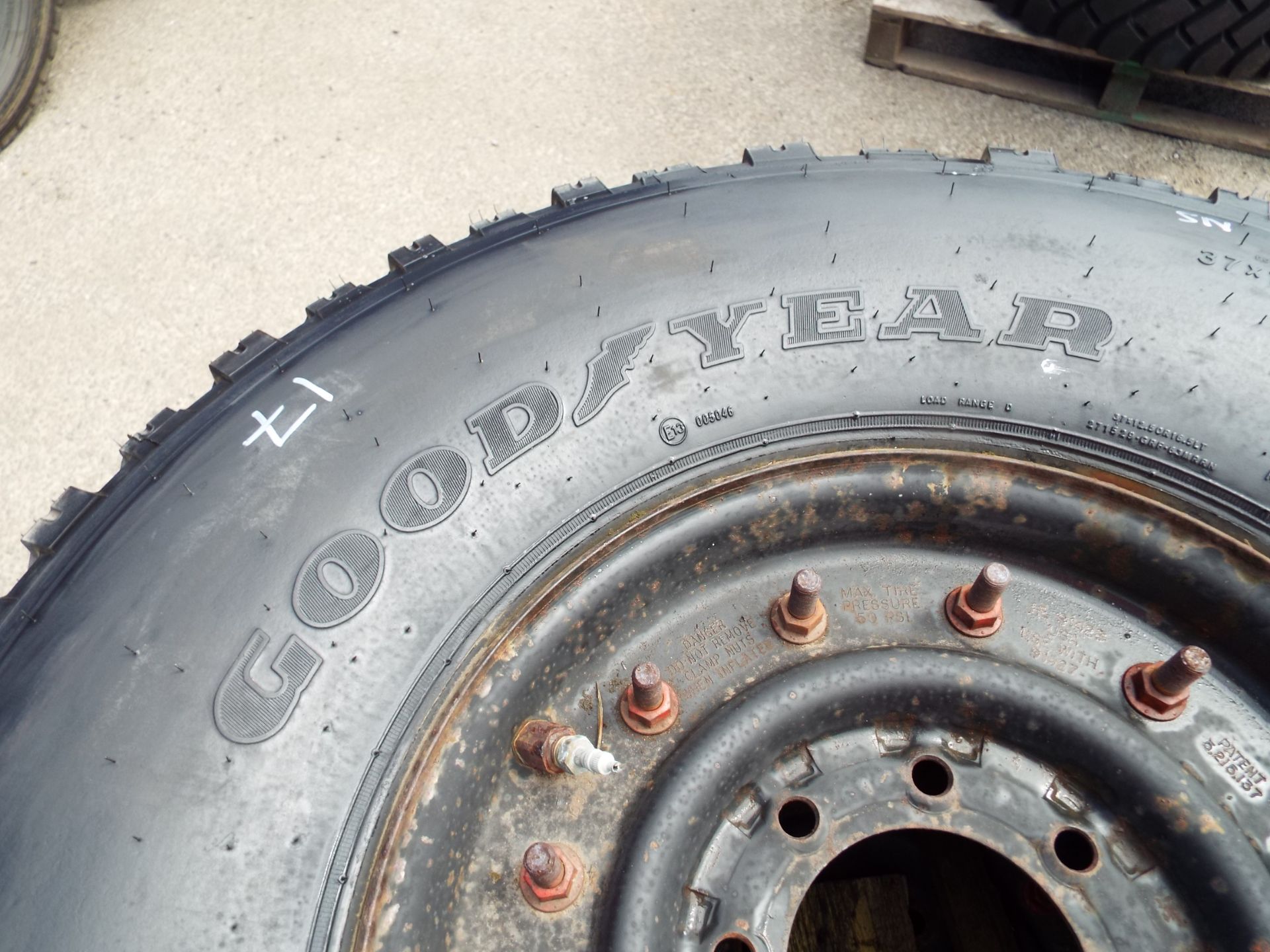 3 x Goodyear Wrangler MT 37x12.50 R16.5LT Tyres with 8 Stud Rims - Bild 2 aus 5
