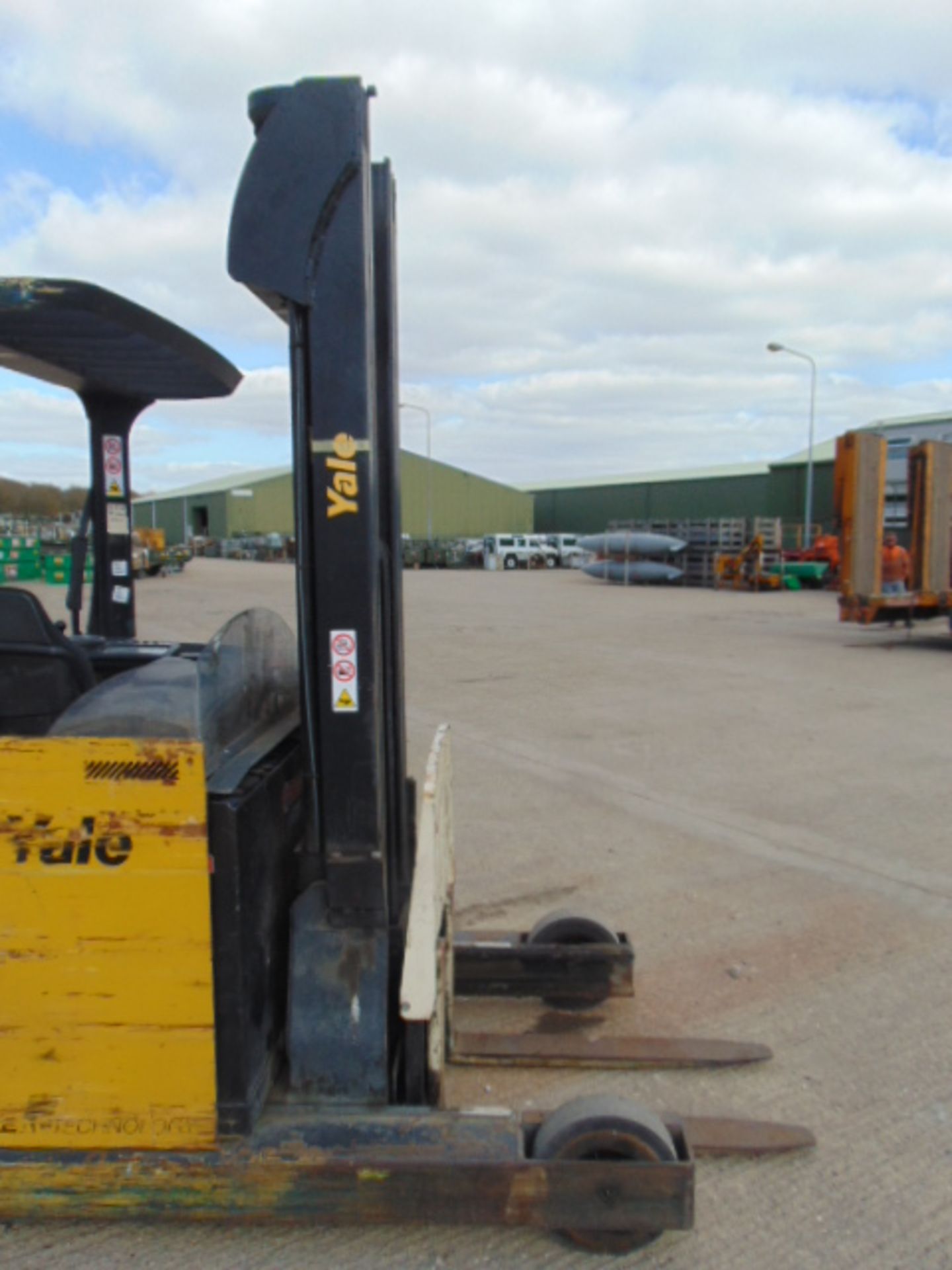 Yale MR16 Ride On Electric High Lift Reach Truck c/w Charger - Image 11 of 29