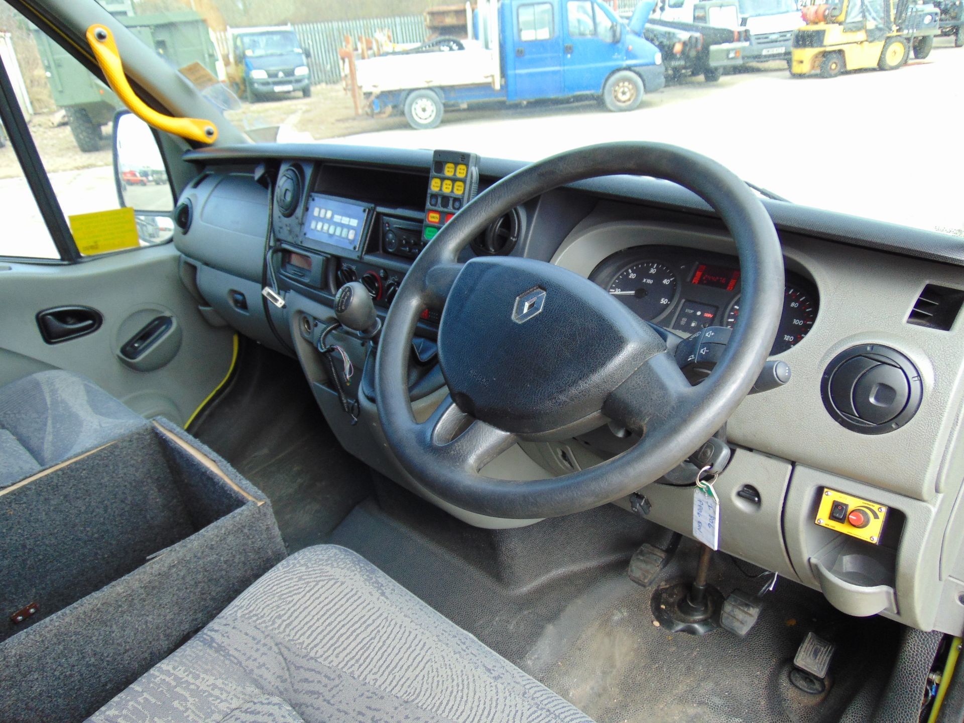 Renault Master 2.5 DCI ambulance - Image 11 of 18