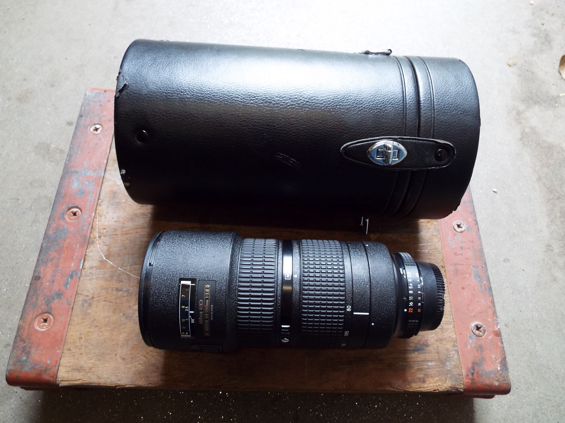 Nikon ED AF Nikkor 80-200mm 1:2.8 D Lense with Leather Carry Case